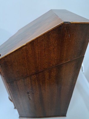 26939417l - Besteckkasten, wohl englisch, Ende 19. Jh., Nußbaumfurnier mit Fadenintarsien, im ...