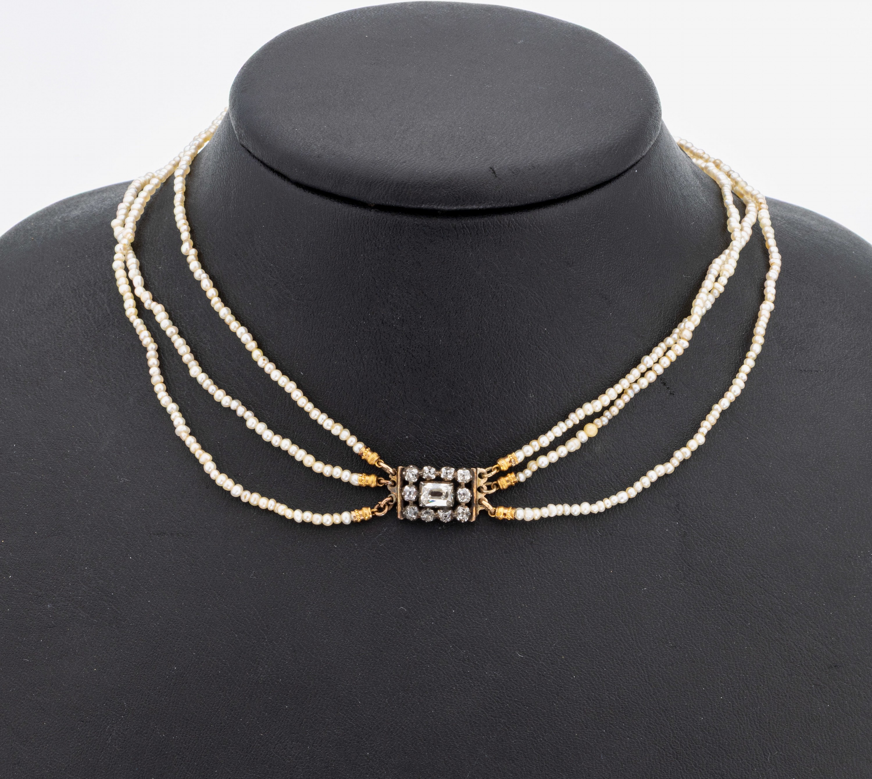 Perl-Diamant-Collier, um 1860-70, wohl deutsch, 3-rhg. unrunde Saatperlen, MittelteilGG 333/000 gepr., mit 11 Altschliffdiamanten zus. ca. 1.0 ct ...