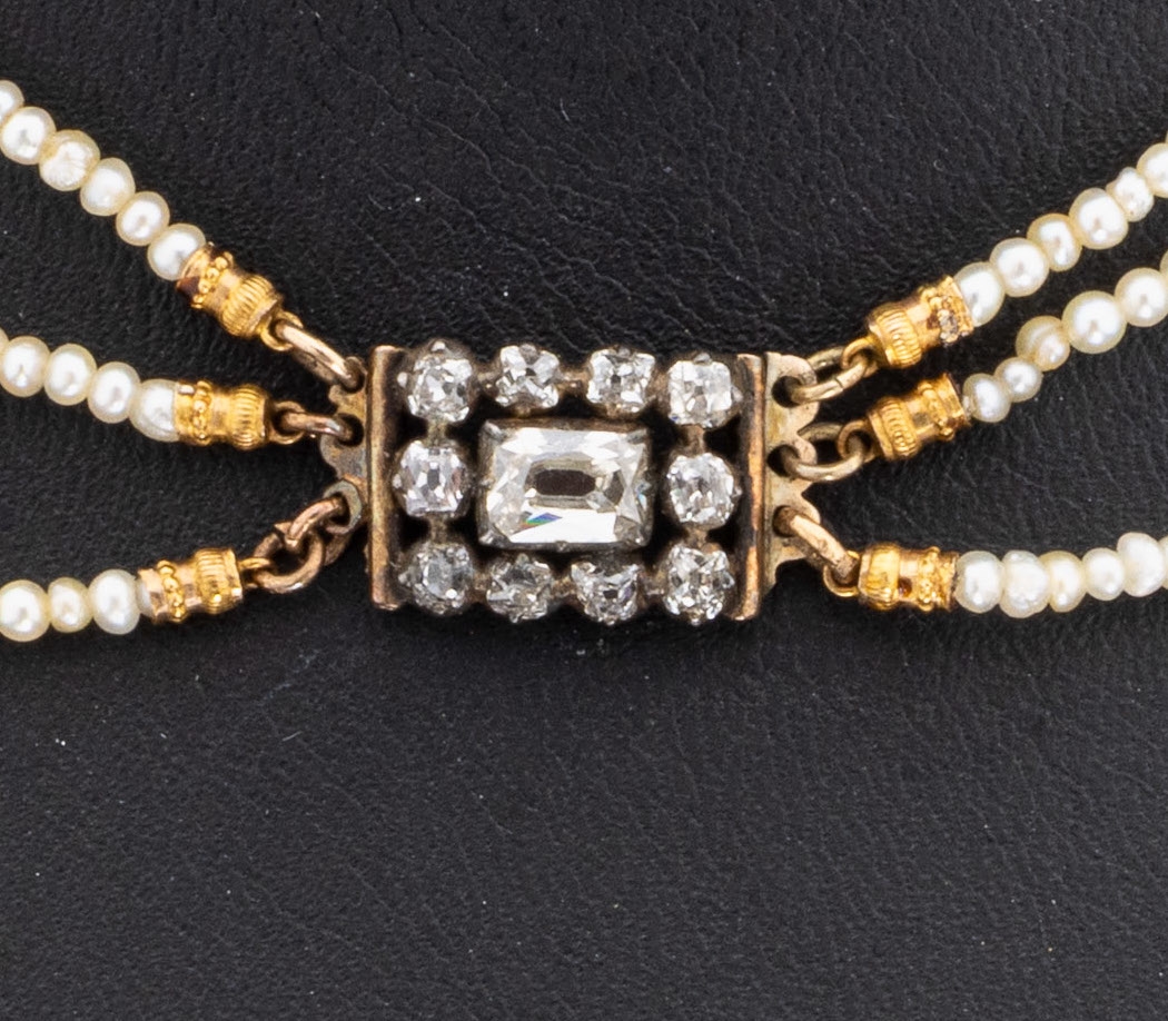 Detail a: Perl-Diamant-Collier, um 1860-70, wohl deutsch, 3-rhg. unrunde Saatperlen, MittelteilGG 333/000 gepr., mit 11 Altschliffdiamanten zus. ca. 1.0 ct ...