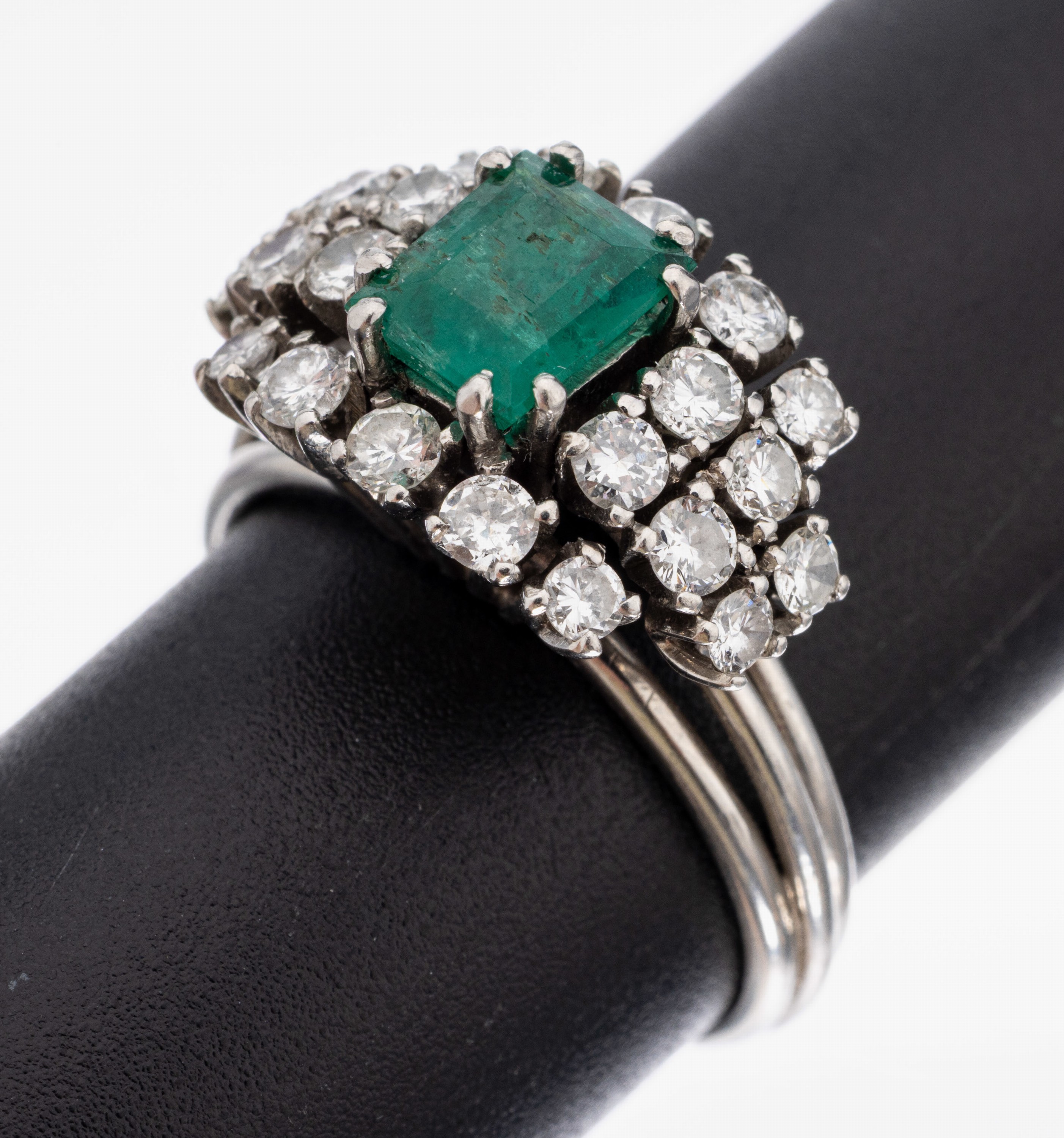 18 kt Gold Smaragd-Brillant-Ring, WG 750/000 gepr., mittig erhaben gefasster Smaragd im Treppenschliff ca. 0.75 ct, 22 Brillanten zus. ca. 0.90 ct ...