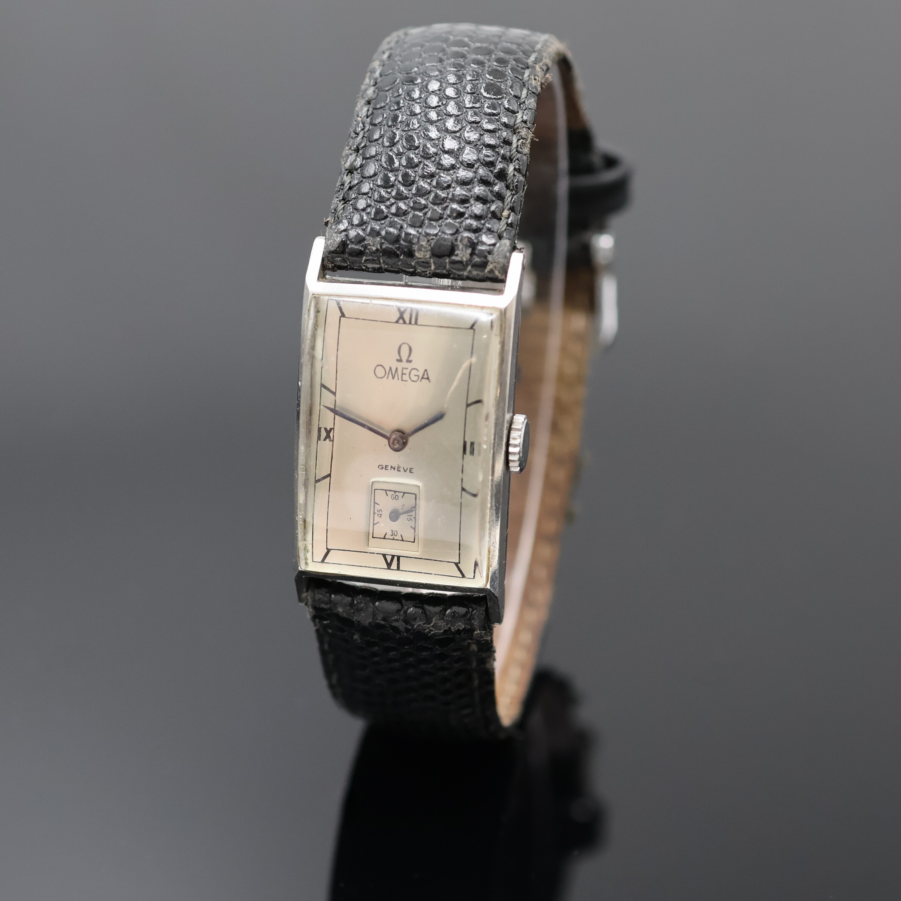 OMEGA Herrenarmbanduhr, Schweiz um 1940, Edelstahlgeh., Boden aufgedr., silb. Zifferbl. rest., gebl. Stahlzeiger, 15 St., Formankerw., Kal. T17, ...