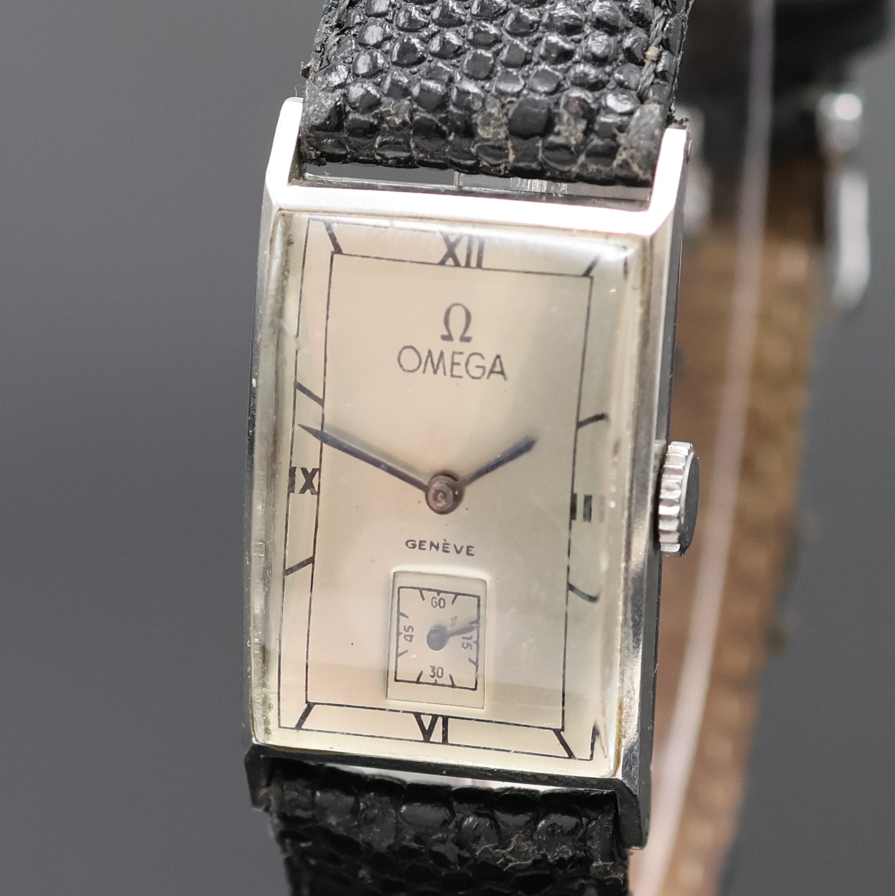 Detail a: OMEGA Herrenarmbanduhr, Schweiz um 1940, Edelstahlgeh., Boden aufgedr., silb. Zifferbl. rest., gebl. Stahlzeiger, 15 St., Formankerw., Kal. T17, ...