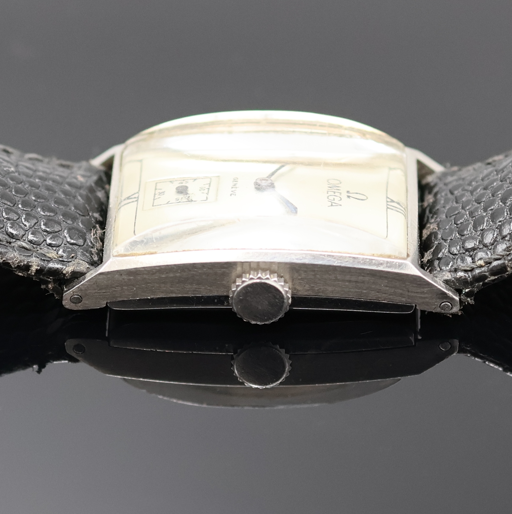 Detail b: OMEGA Herrenarmbanduhr, Schweiz um 1940, Edelstahlgeh., Boden aufgedr., silb. Zifferbl. rest., gebl. Stahlzeiger, 15 St., Formankerw., Kal. T17, ...