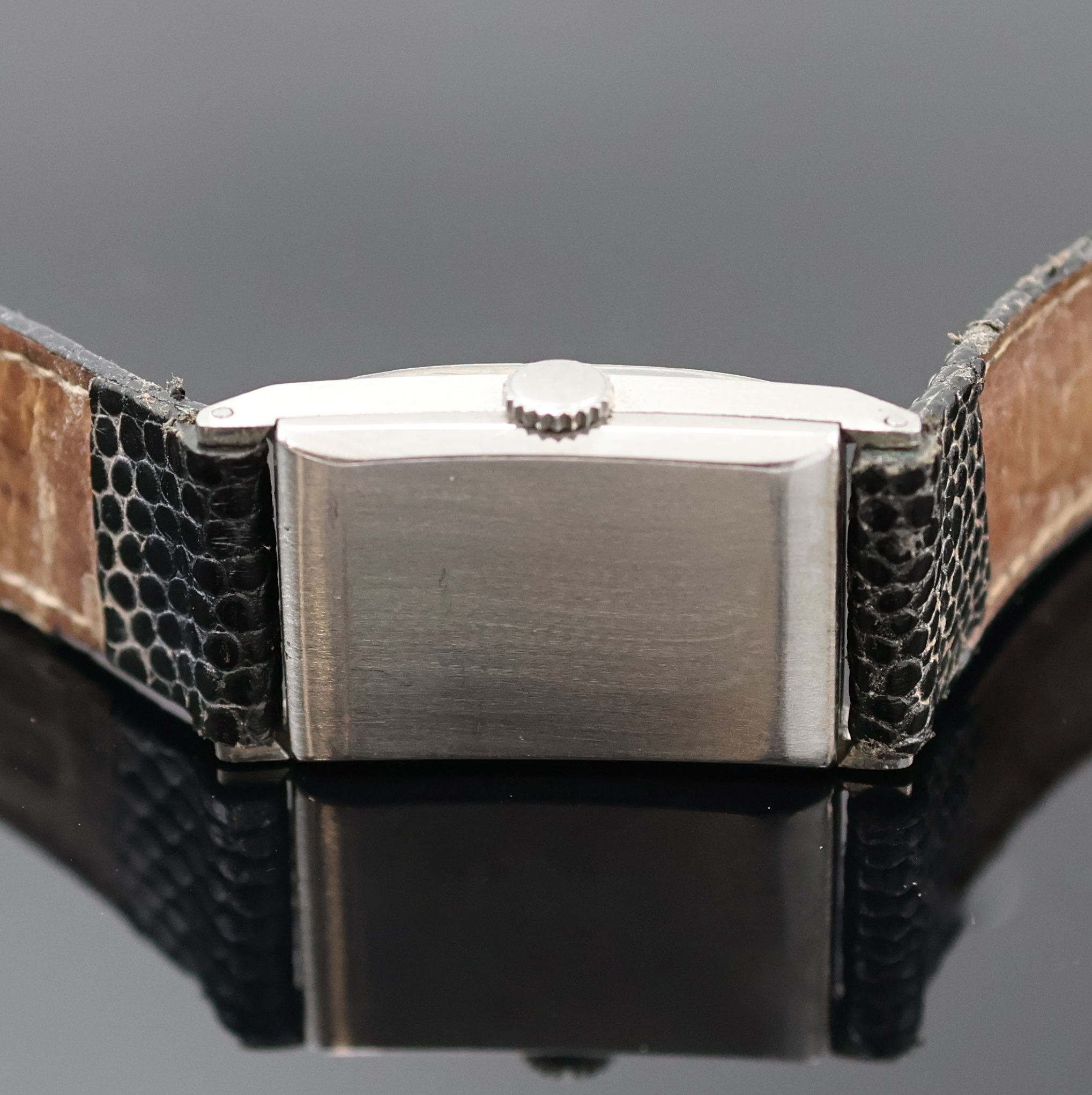 Detail c: OMEGA Herrenarmbanduhr, Schweiz um 1940, Edelstahlgeh., Boden aufgedr., silb. Zifferbl. rest., gebl. Stahlzeiger, 15 St., Formankerw., Kal. T17, ...