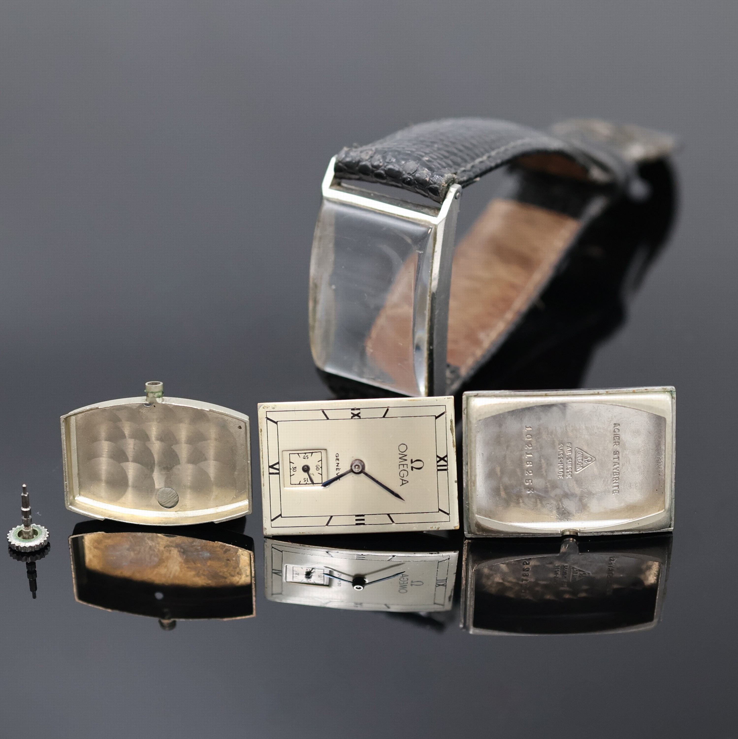 Detail d: OMEGA Herrenarmbanduhr, Schweiz um 1940, Edelstahlgeh., Boden aufgedr., silb. Zifferbl. rest., gebl. Stahlzeiger, 15 St., Formankerw., Kal. T17, ...