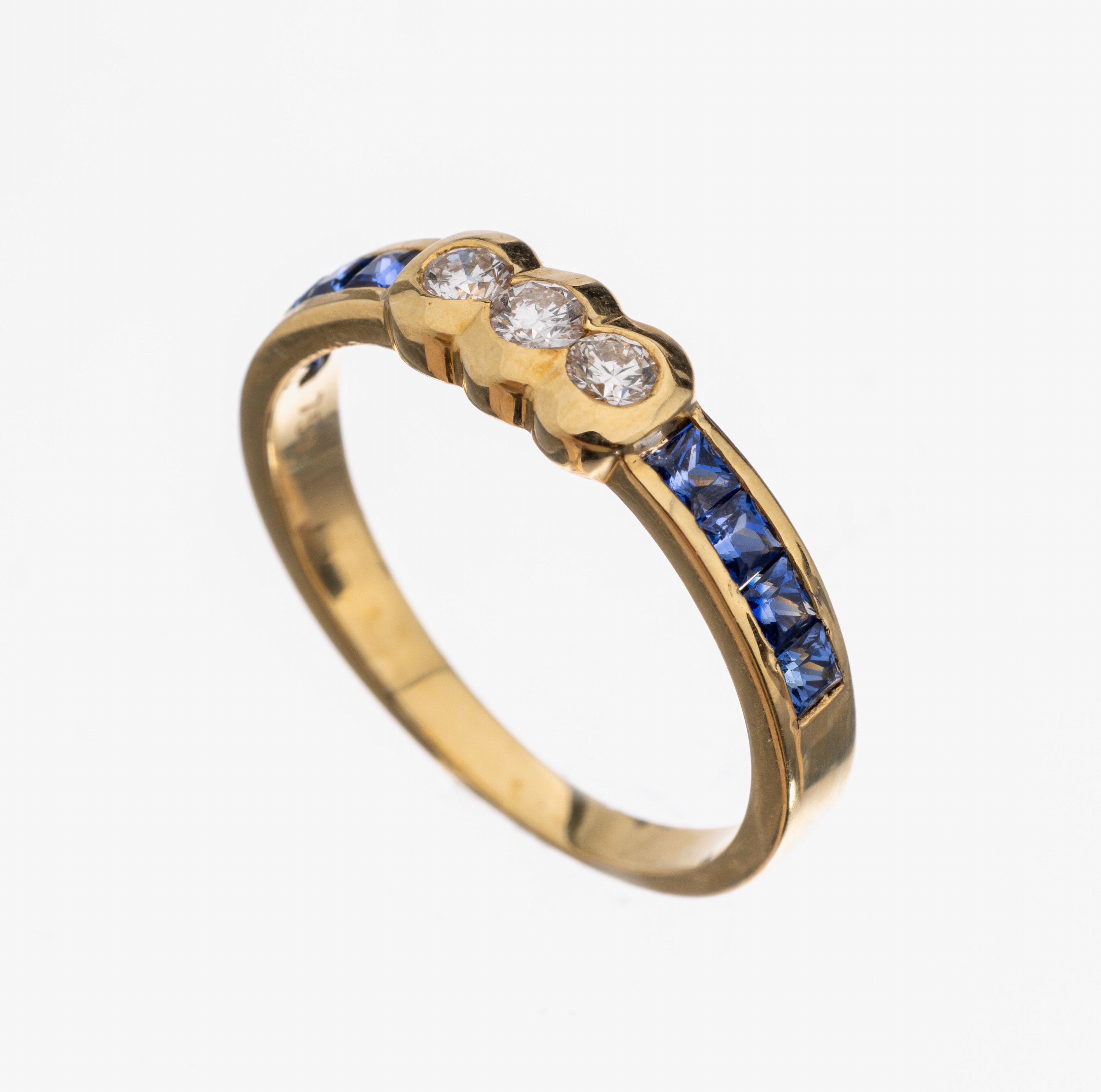 18 kt Gold Brillant-Saphir-Ring, GG 750/000, 3 Brillanten zus. ca. 0.15 ct feines Weiß/vs-si, 8 Saphir-Carrees zus. ca. 0.10 ct,RW 52, ca. 2.8 g