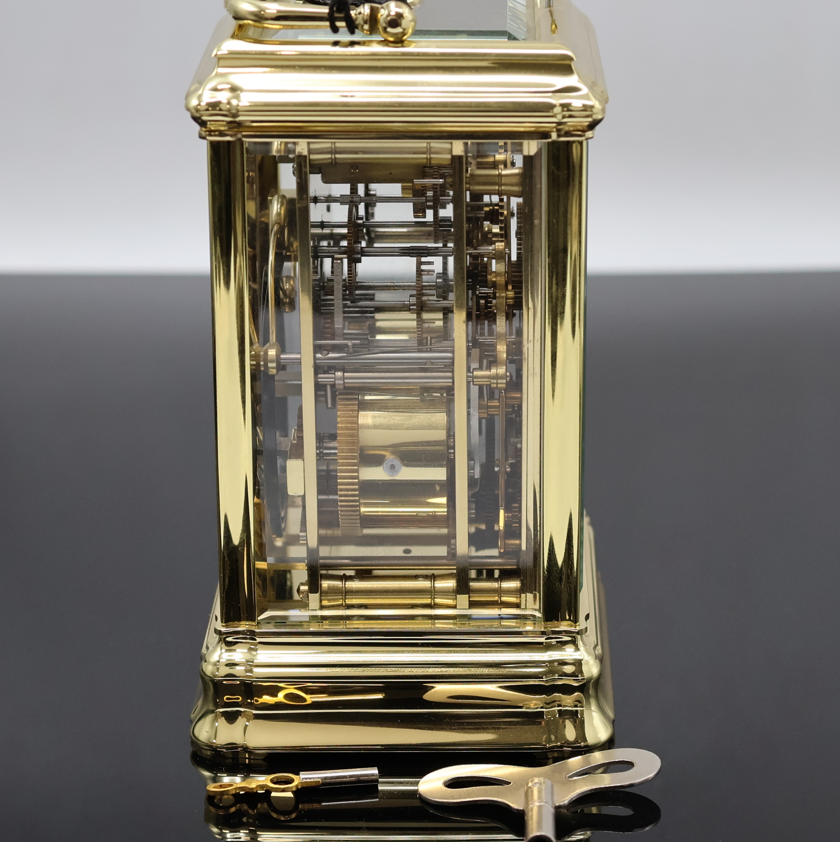 Detail b: L´Epée Reiseuhr mit 1/2-Stundenschlag, Wecker, Repetition und Kalender mit Mondphase, Frankreich um 1995, Messinggeh., 5-seitig facettiert vergl., ...