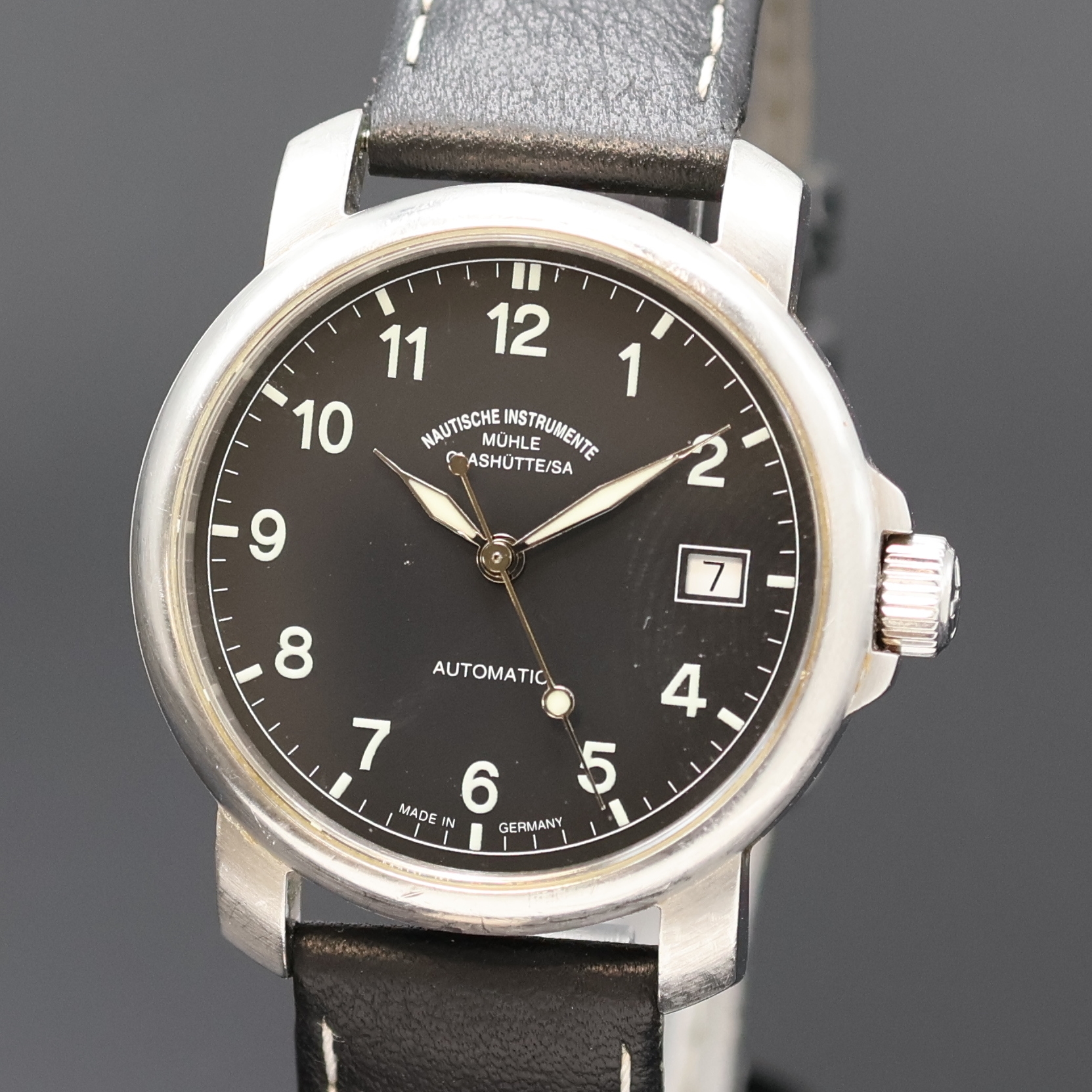 Detail a: NAUTISCHE INSTRUMENTE Mühle Glashütte Armbanduhr Referenz M1-25-00, Deutschland um 2005, Automatik, Edelstahlgeh., Krone und Boden mit ...