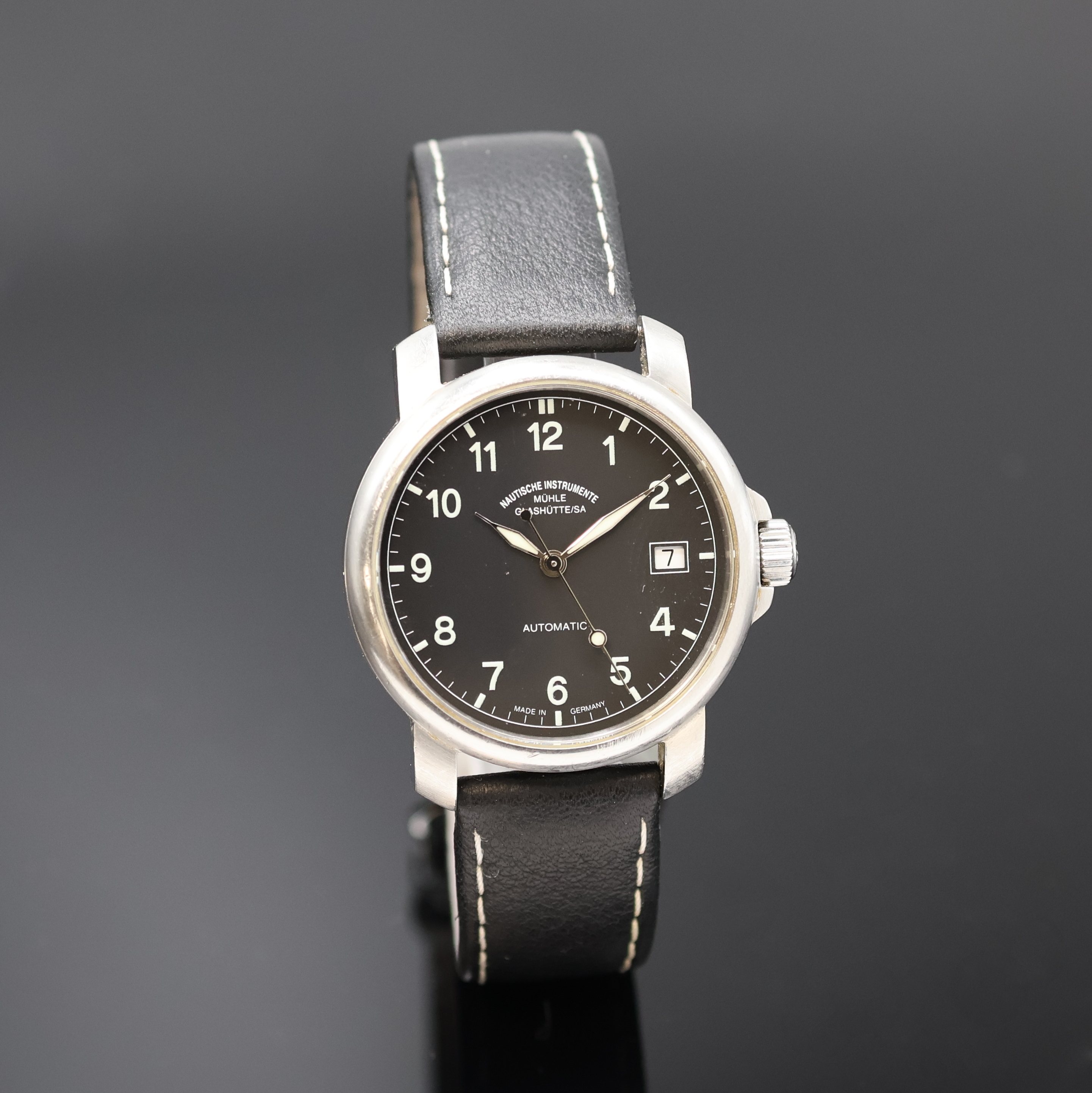 Detail b: NAUTISCHE INSTRUMENTE Mühle Glashütte Armbanduhr Referenz M1-25-00, Deutschland um 2005, Automatik, Edelstahlgeh., Krone und Boden mit ...