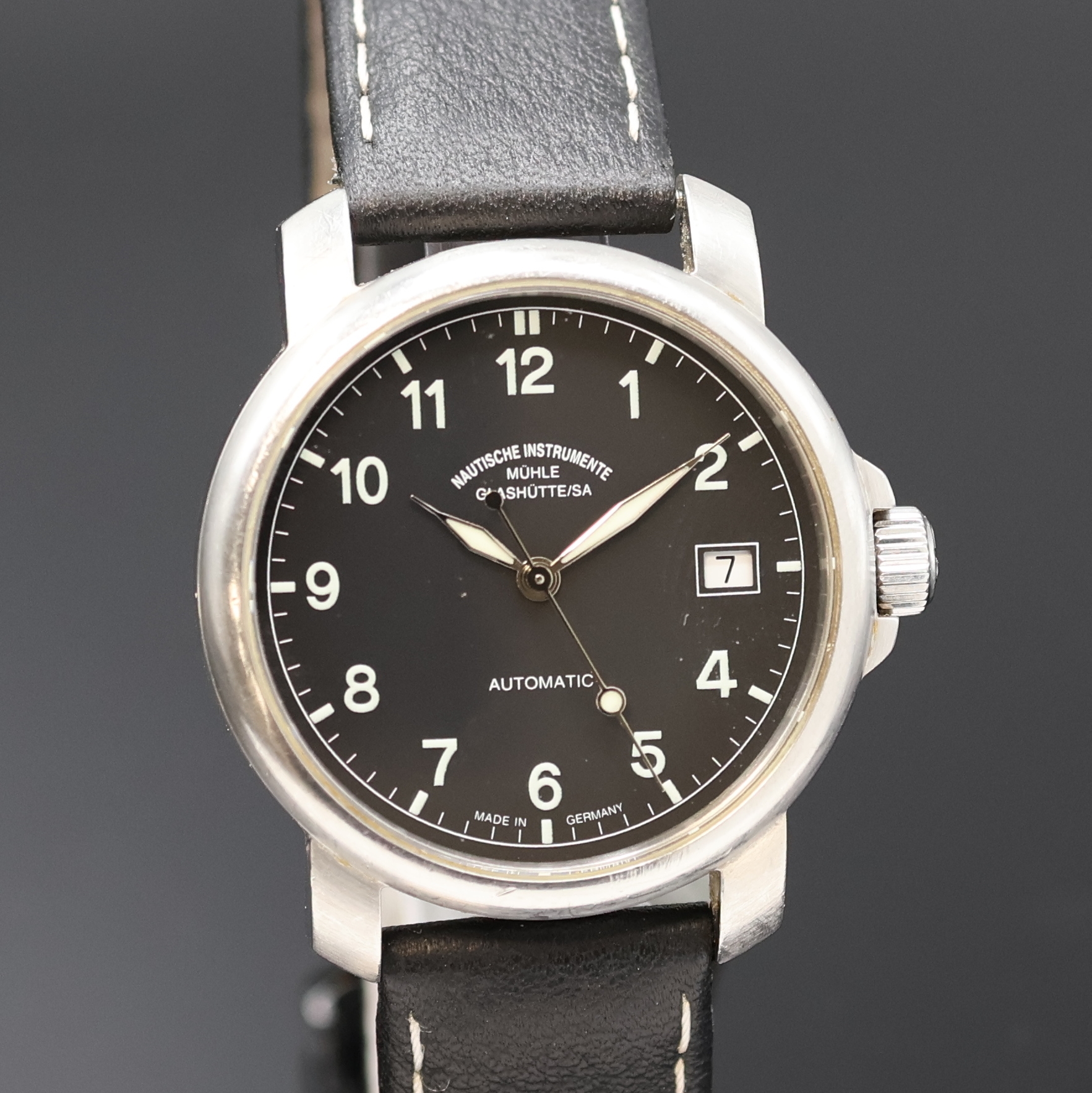 Detail c: NAUTISCHE INSTRUMENTE Mühle Glashütte Armbanduhr Referenz M1-25-00, Deutschland um 2005, Automatik, Edelstahlgeh., Krone und Boden mit ...