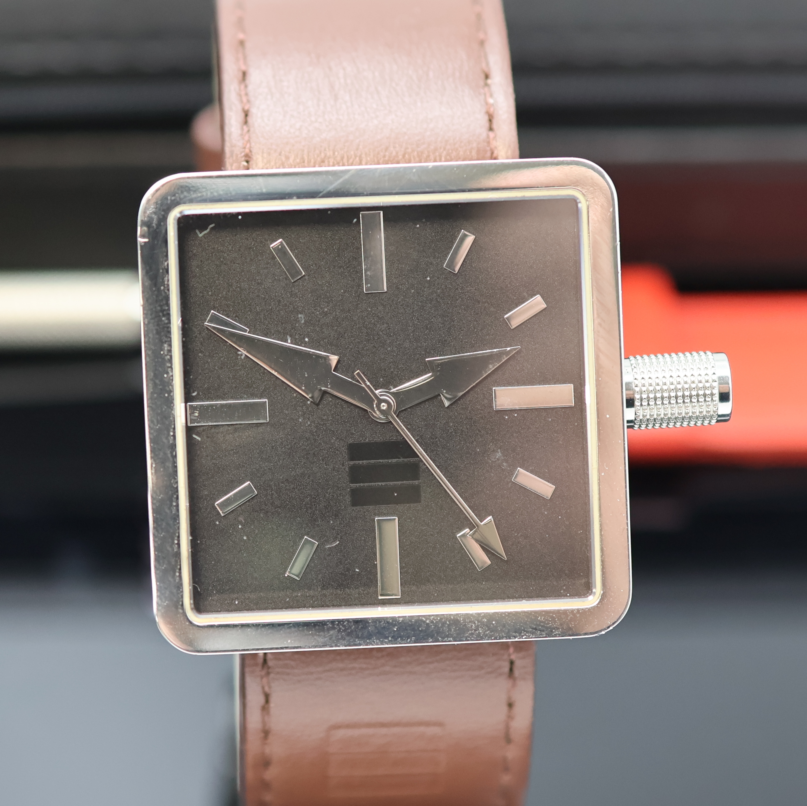 Detail c: Quadratische Armbanduhr, Schweiz um 2000, Automatik, Stahlgeh., Boden u. Krone verschr., orig. Lederband m. Dornschl., schwarzes Zifferbl. m. silb. ...