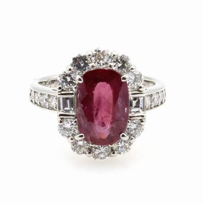 Image Ring mit Rubin, Diamanten und Brillanten, 900er Platin, ovaler Rubin ca. 2.64 ct, 18 ...