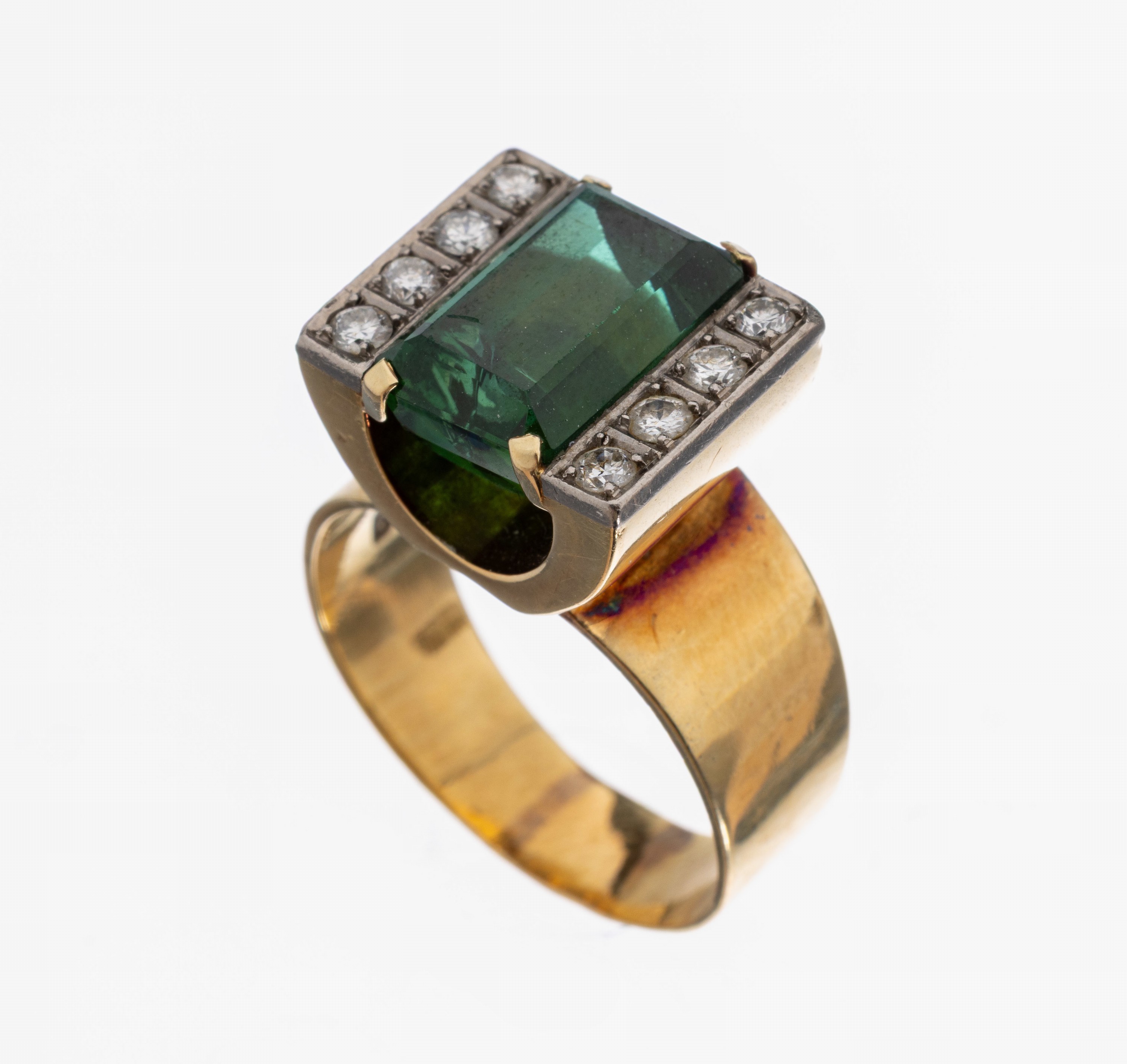 14 kt Gold Turmalin-Brillant-Ring, GG/WG 585/000, mittig Turmalin im Treppenschliff ca.3.0 ct von schöner blaugrüner Farbe, seitl. 8 in WG ...