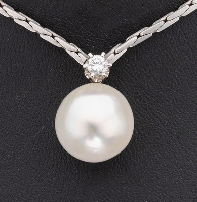 26940681a - 14 kt Gold Zuchtperl-Brillant-Collier, WG 585/000, sat., mittig bewegl. abgehängte ...