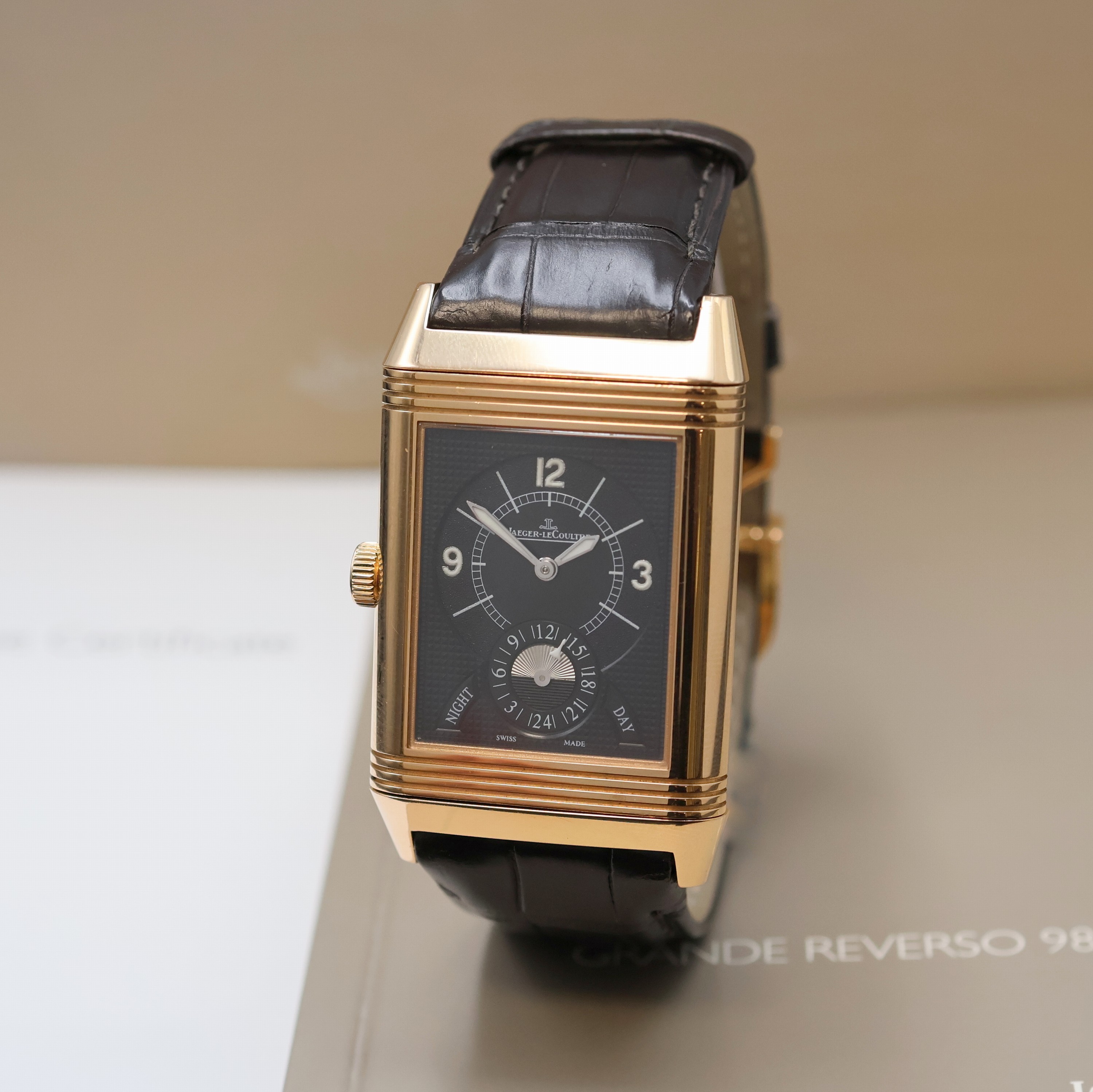Detail b: Jaeger-LeCoultre Herrenarmbanduhr Grande Reverso 986 Duodate in Roségold 750/000 Referenz Q3742421 / 273.2.85, Handaufzug, massives, um 180 Grad ...
