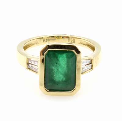 Image Ring mit Smaragd und Diamanten, GG 750/000, 8-eckiger Smaragd ca. 2.35 ct, 4 Diamanttra- ...