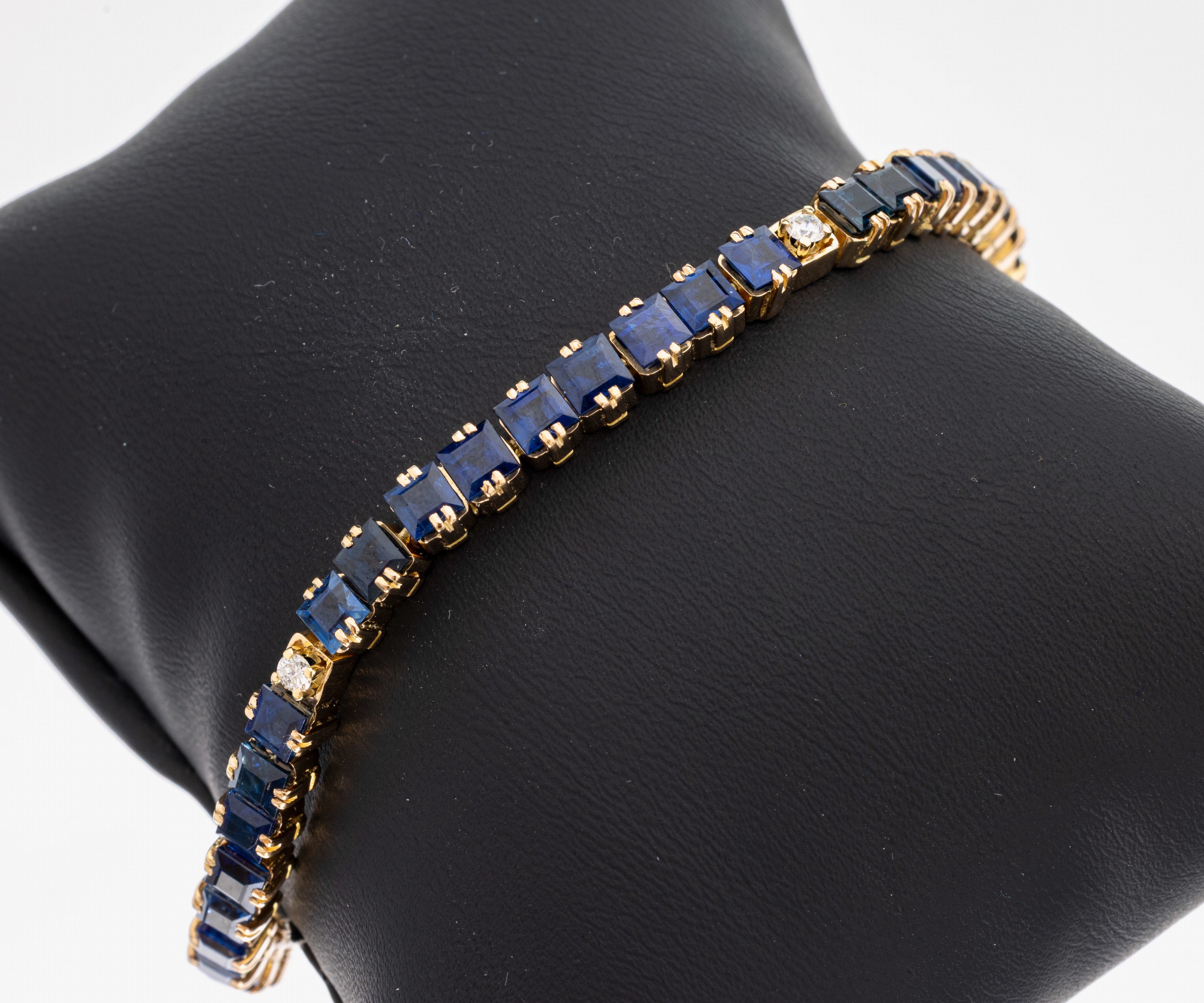 18 kt Gold Saphir-Brillant-Armband, GG 750/000, 41 Saphir-Carrees zus. ca. 8.10 ct, versch. Blautöne, 4 Brillanten zus. ca. 0.20 ct feines ...