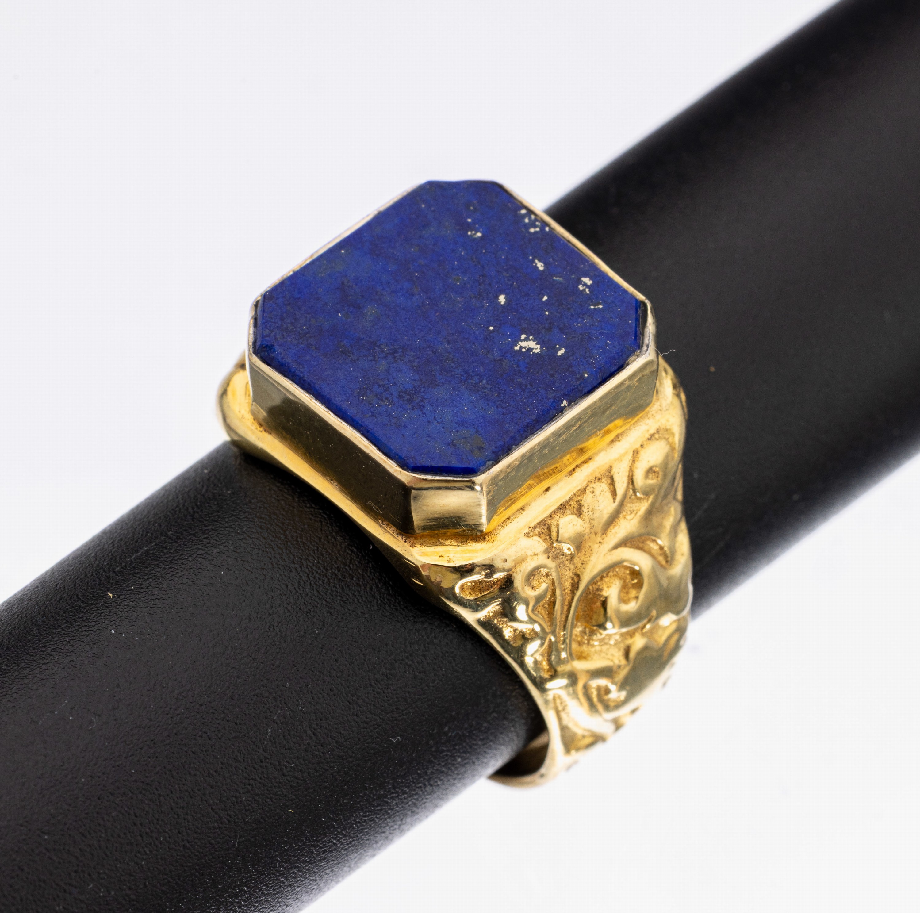 Lapislazuli-Siegelring, Silber verg., freieoktagonale Lapislazuli-Platte, Ringschultern floral, RW 64