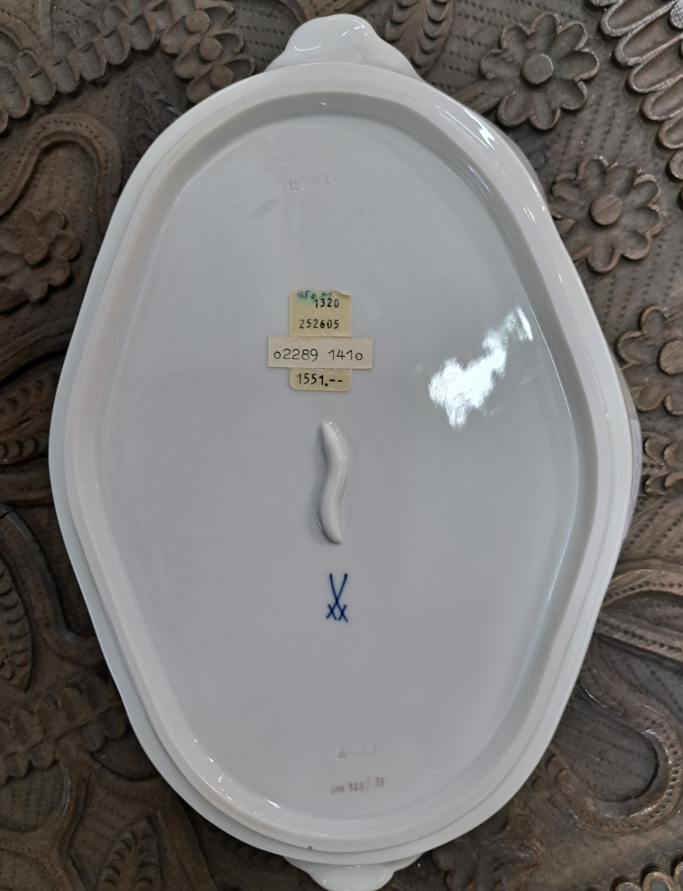 Detail b: Zwei Schalen und ein Teller, Meissen, 20. Jh., 1. Wahl, zwei mit Rand in Durchbrucharbeit,Goldstaffage, violette Blumenmalerei, ovale Schale ca. ...