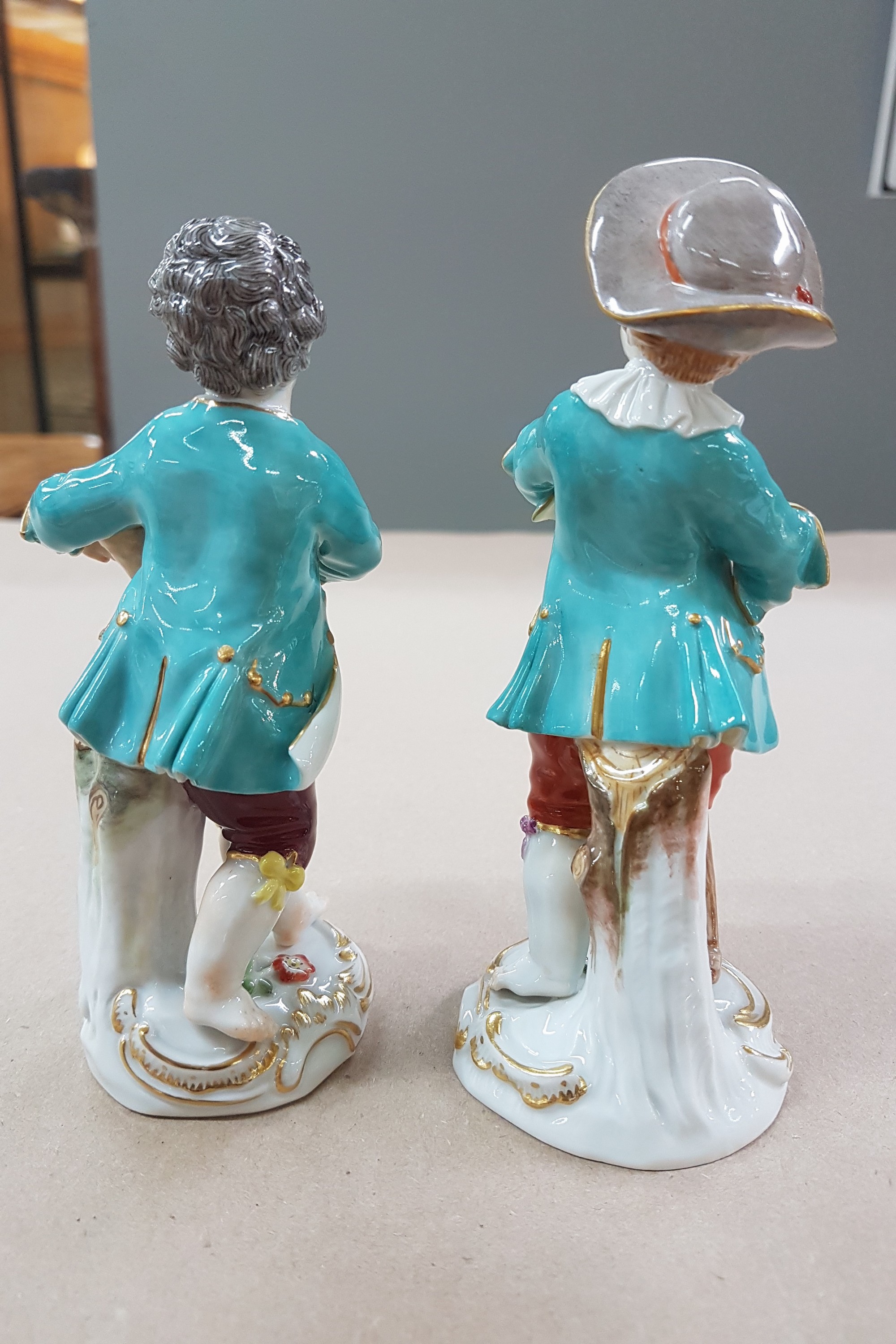 Detail d: 2 Porzellanfiguren, Meissen, 20. Jh., 1. Wahl, Gärtnerkinder mit Rechen bzw. Blumenkorb, bunt bemalt, Goldstaffage, H. ca. 13 bzw. 13.5cm
