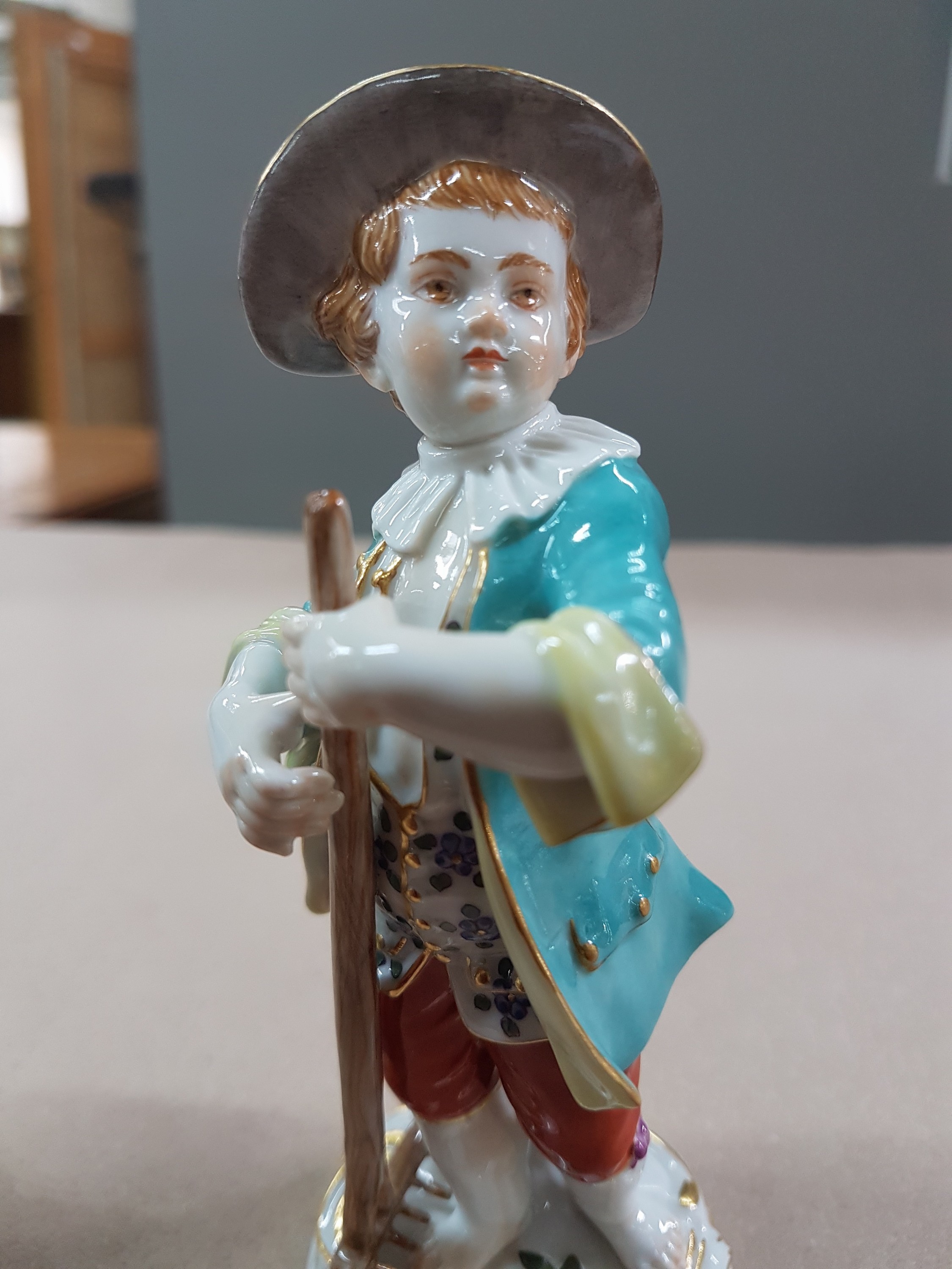 Detail f: 2 Porzellanfiguren, Meissen, 20. Jh., 1. Wahl, Gärtnerkinder mit Rechen bzw. Blumenkorb, bunt bemalt, Goldstaffage, H. ca. 13 bzw. 13.5cm