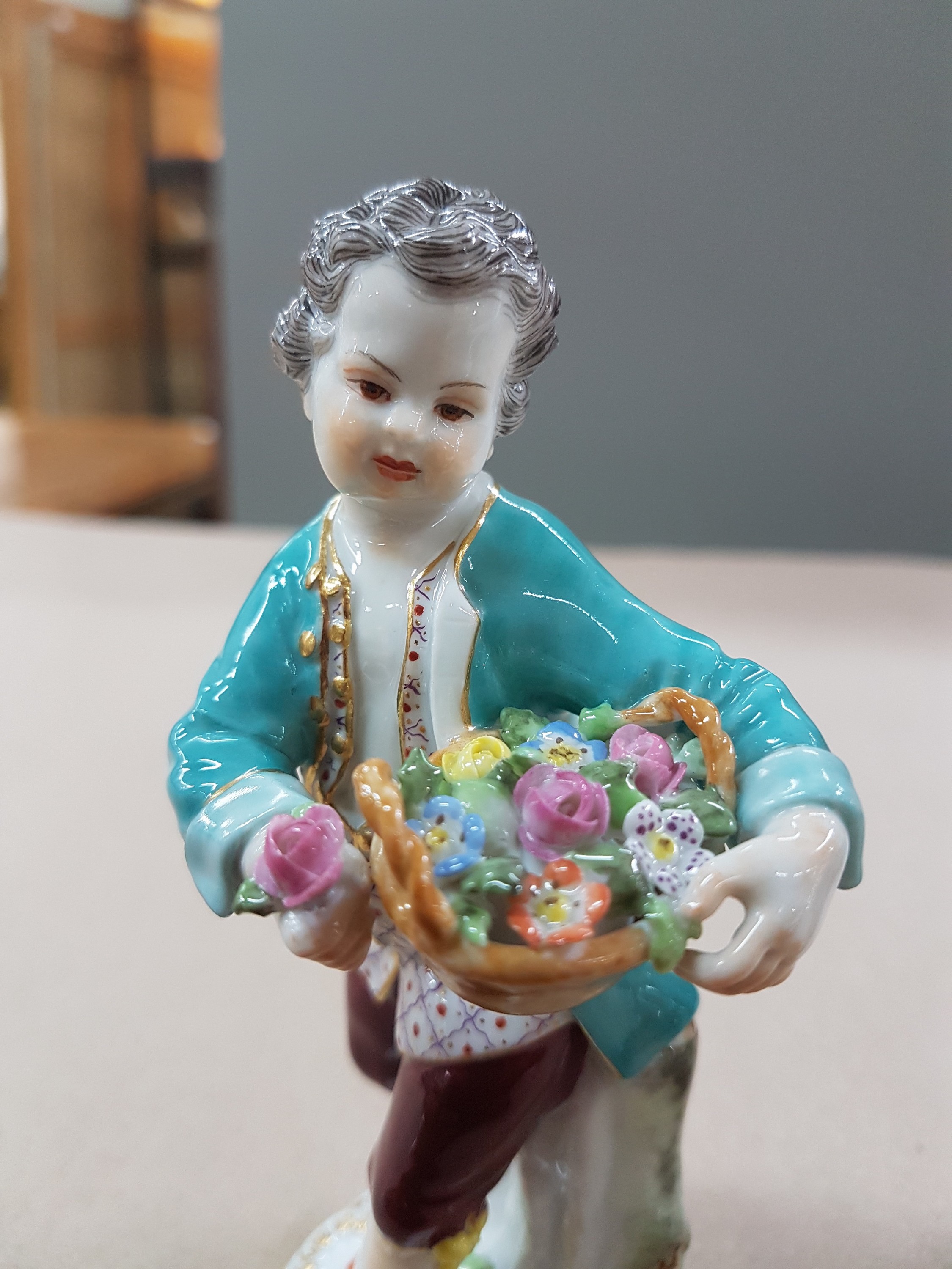Detail g: 2 Porzellanfiguren, Meissen, 20. Jh., 1. Wahl, Gärtnerkinder mit Rechen bzw. Blumenkorb, bunt bemalt, Goldstaffage, H. ca. 13 bzw. 13.5cm