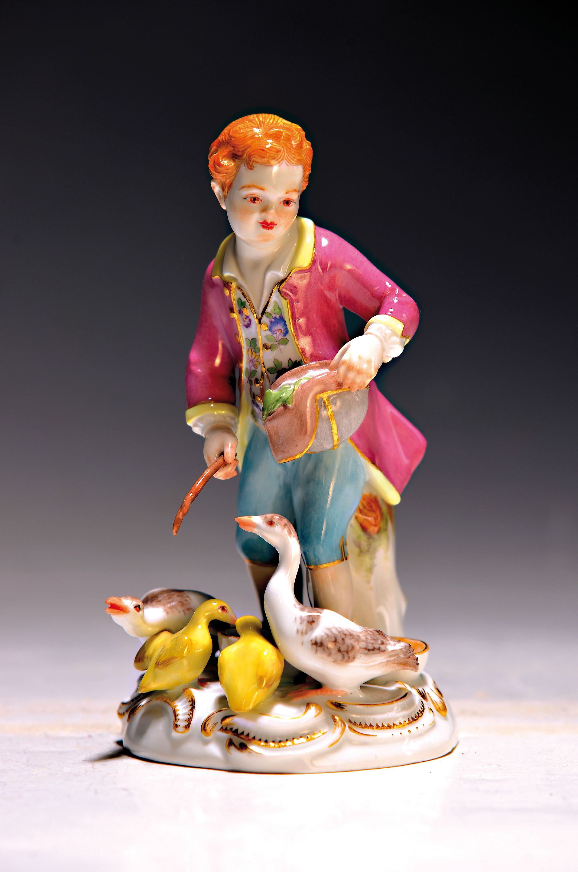 Porzellanfigur, Meissen, 20. Jh., 1. Wahl, Junge beim Gänsefüttern, bunt bemalt, Goldstaffage, H. ca. 13cm
