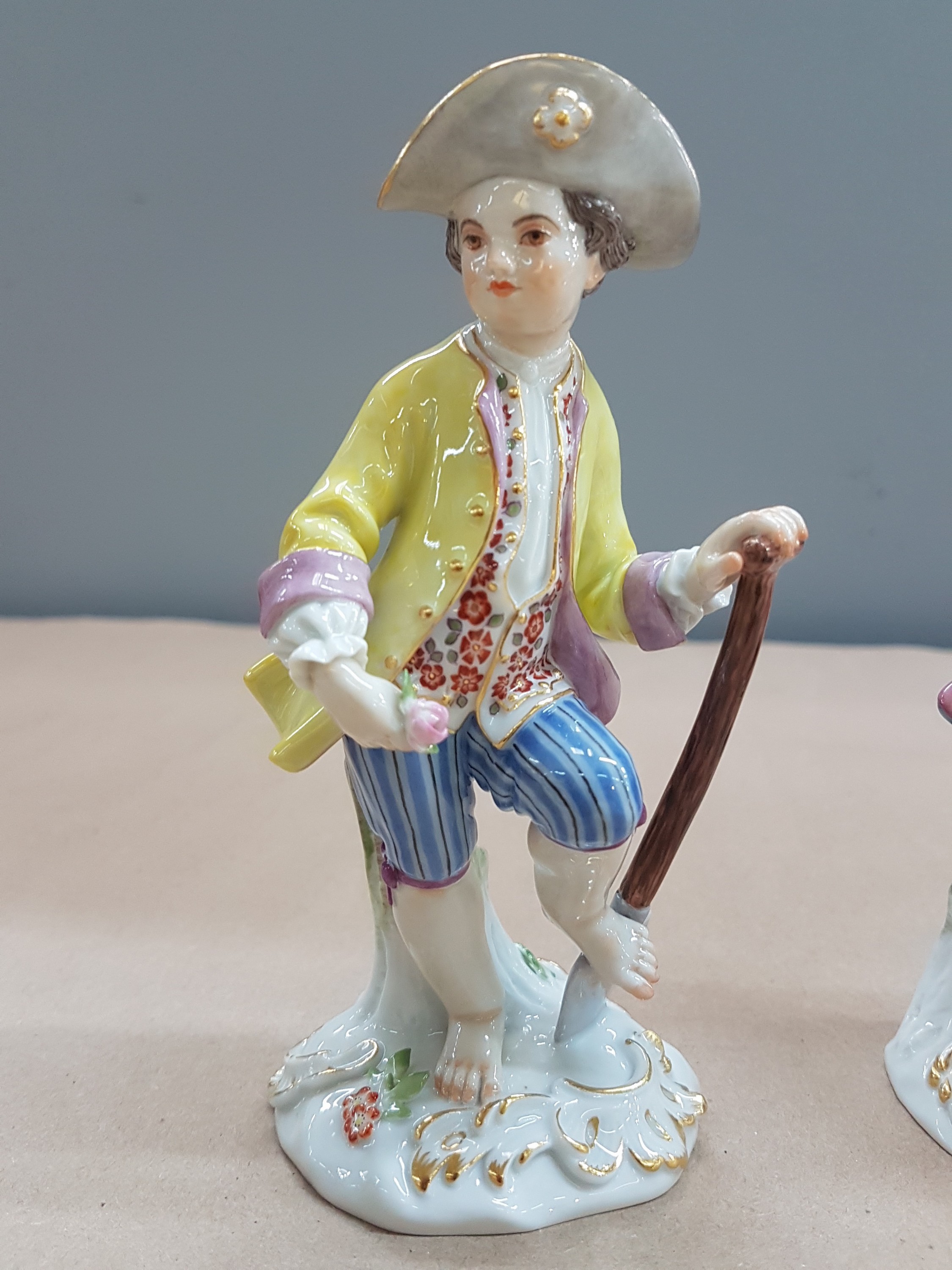 Detail b: 3 Porzellanfiguren, Meissen, 20. Jh., 1. Wahl, Gärtnerkinder mit Sense, Spaten und Harke, bunt bemalt, Goldstaffage, H. ca. 13-14cm