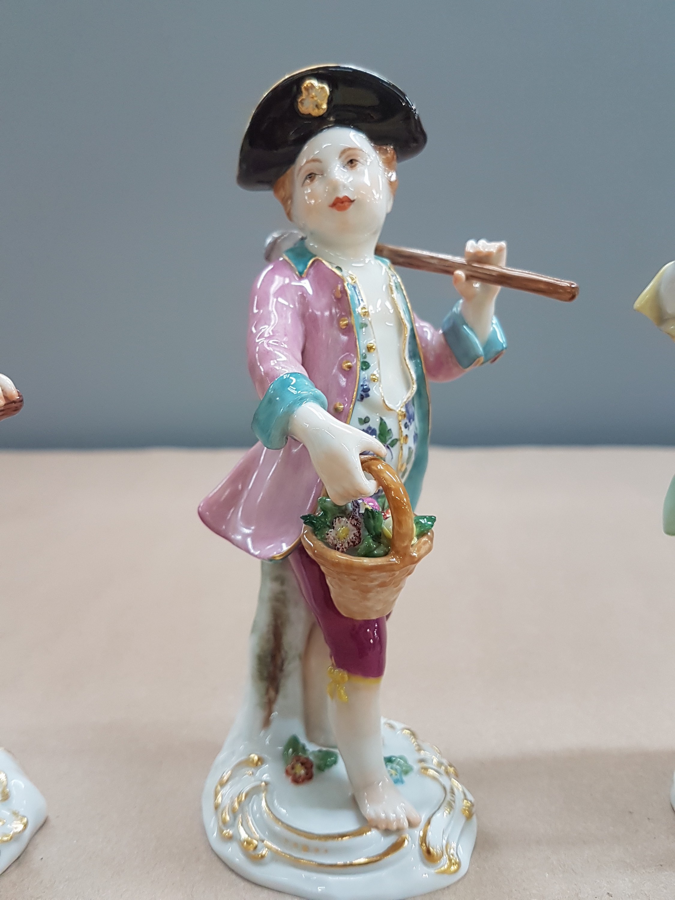 Detail c: 3 Porzellanfiguren, Meissen, 20. Jh., 1. Wahl, Gärtnerkinder mit Sense, Spaten und Harke, bunt bemalt, Goldstaffage, H. ca. 13-14cm