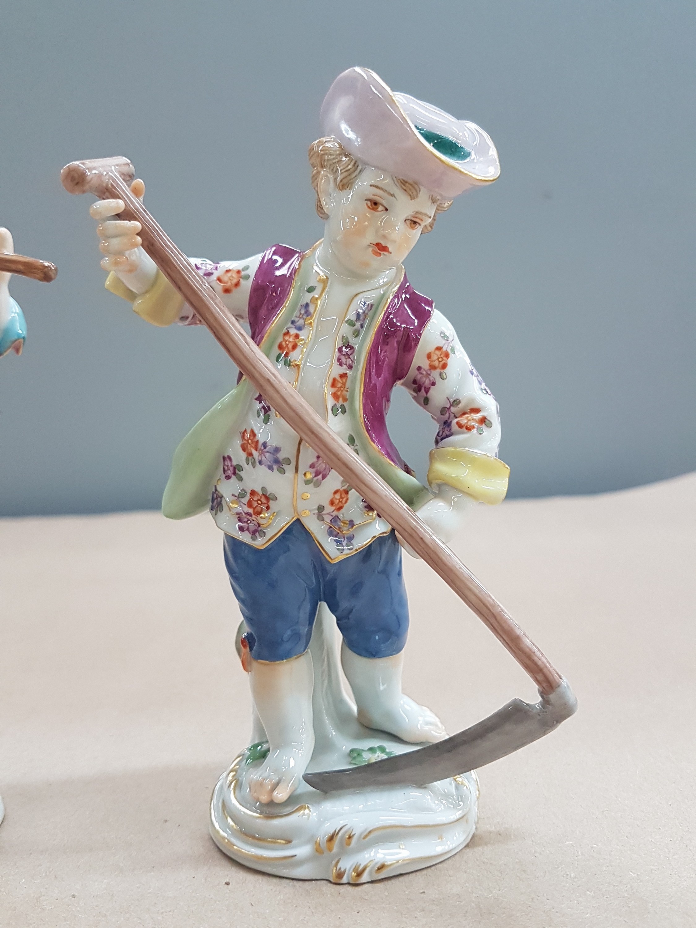 Detail d: 3 Porzellanfiguren, Meissen, 20. Jh., 1. Wahl, Gärtnerkinder mit Sense, Spaten und Harke, bunt bemalt, Goldstaffage, H. ca. 13-14cm