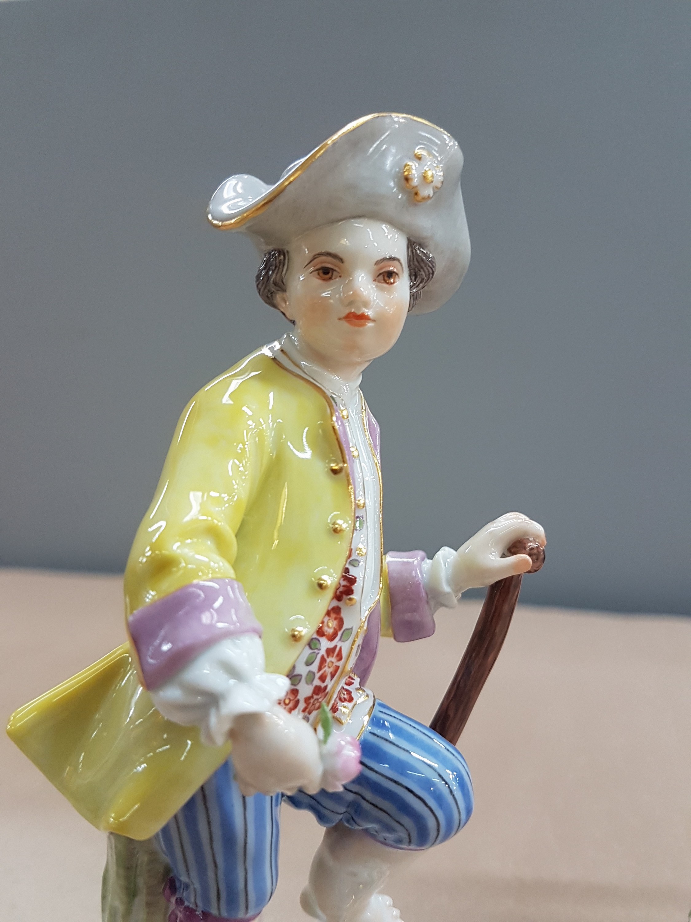 Detail h: 3 Porzellanfiguren, Meissen, 20. Jh., 1. Wahl, Gärtnerkinder mit Sense, Spaten und Harke, bunt bemalt, Goldstaffage, H. ca. 13-14cm