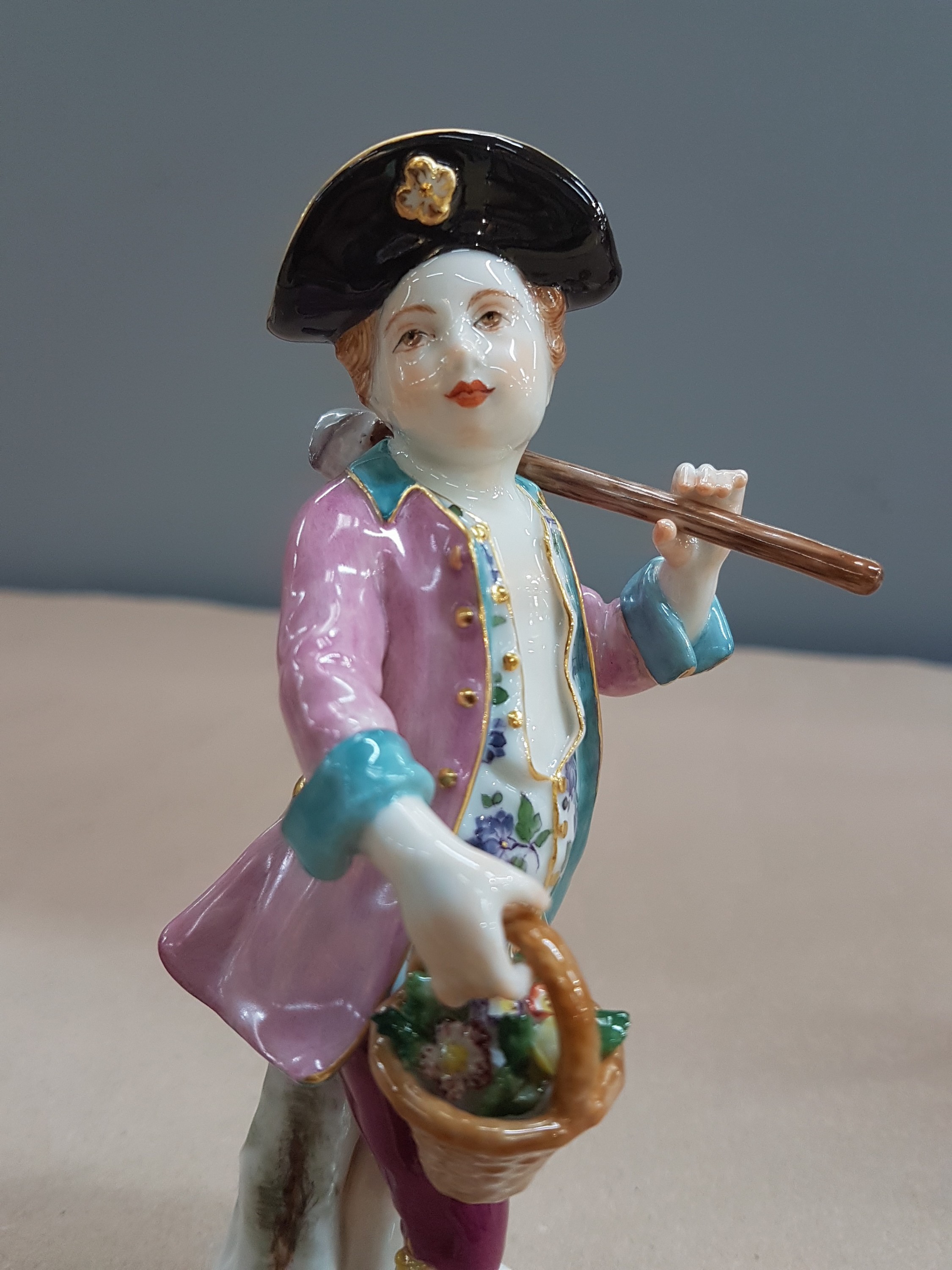 Detail i: 3 Porzellanfiguren, Meissen, 20. Jh., 1. Wahl, Gärtnerkinder mit Sense, Spaten und Harke, bunt bemalt, Goldstaffage, H. ca. 13-14cm