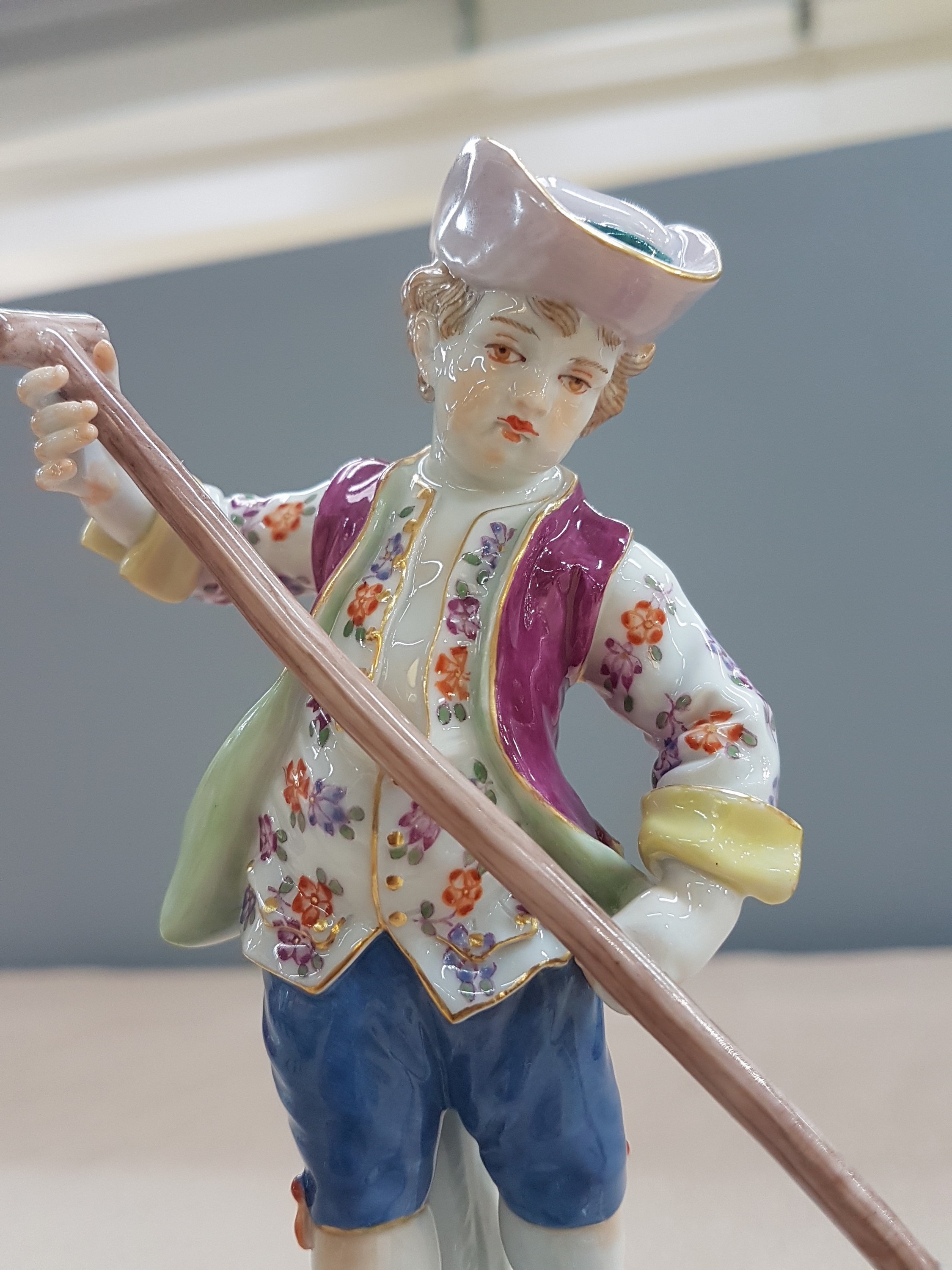 Detail j: 3 Porzellanfiguren, Meissen, 20. Jh., 1. Wahl, Gärtnerkinder mit Sense, Spaten und Harke, bunt bemalt, Goldstaffage, H. ca. 13-14cm