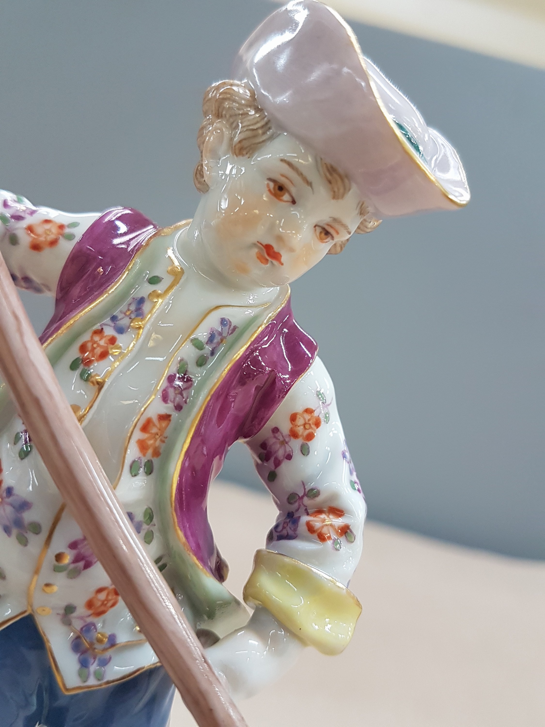 Detail k: 3 Porzellanfiguren, Meissen, 20. Jh., 1. Wahl, Gärtnerkinder mit Sense, Spaten und Harke, bunt bemalt, Goldstaffage, H. ca. 13-14cm