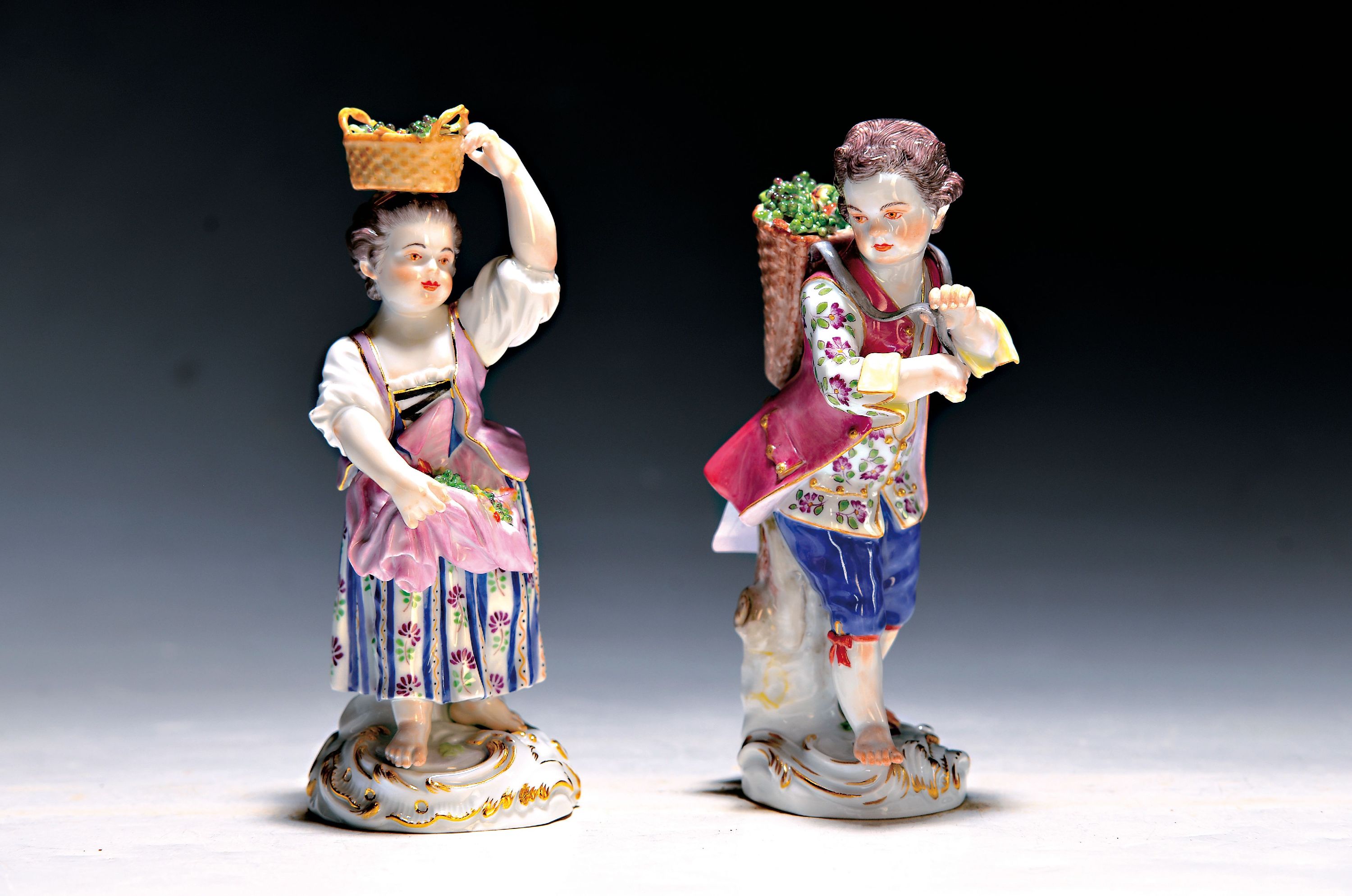 2 Porzellanfiguren, Meissen, 20. Jh., 1. Wahl, Winzerin mit Trauben im Korb auf dem Kopf und Winzer mit Kiepe, H. ca. 13/14cm