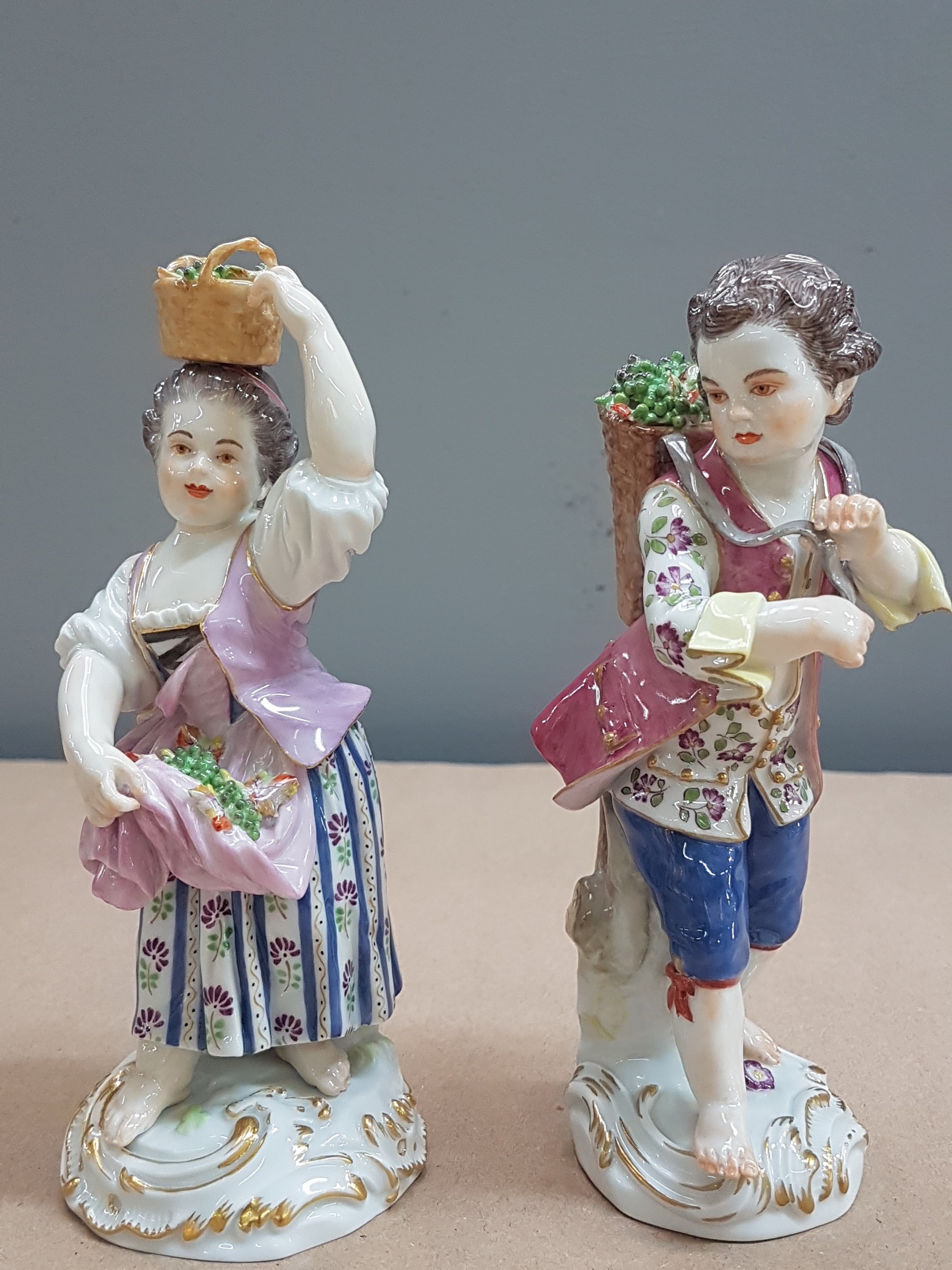 Detail a: 2 Porzellanfiguren, Meissen, 20. Jh., 1. Wahl, Winzerin mit Trauben im Korb auf dem Kopf und Winzer mit Kiepe, H. ca. 13/14cm