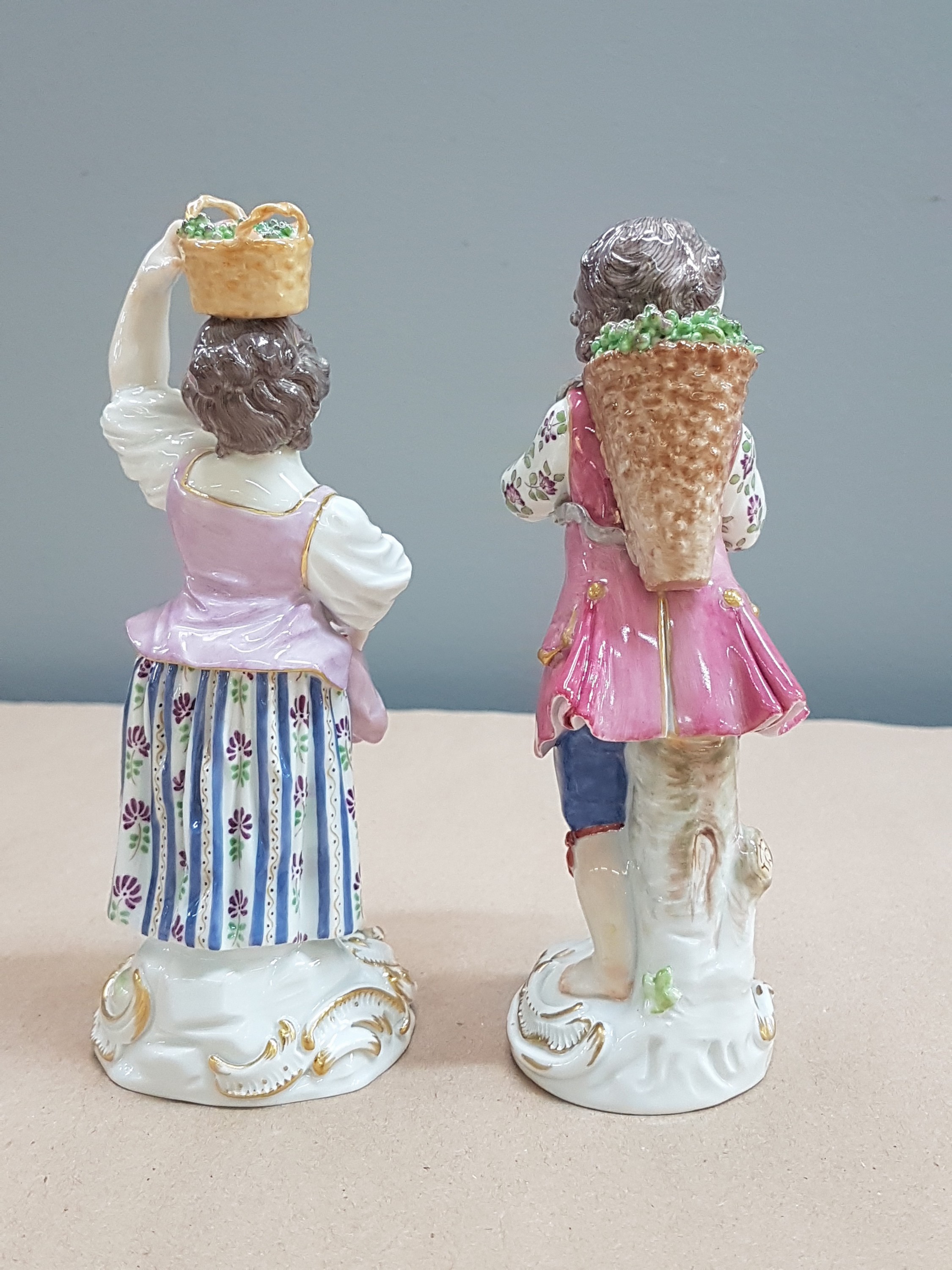 Detail c: 2 Porzellanfiguren, Meissen, 20. Jh., 1. Wahl, Winzerin mit Trauben im Korb auf dem Kopf und Winzer mit Kiepe, H. ca. 13/14cm