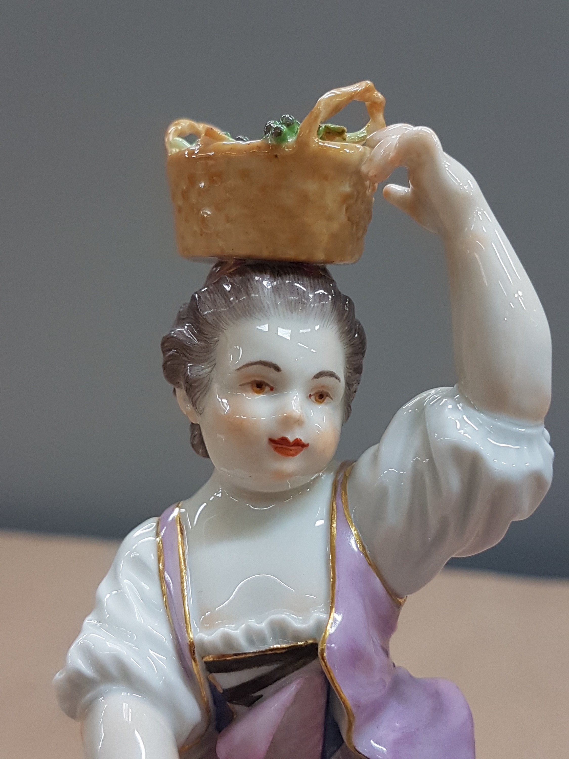 Detail e: 2 Porzellanfiguren, Meissen, 20. Jh., 1. Wahl, Winzerin mit Trauben im Korb auf dem Kopf und Winzer mit Kiepe, H. ca. 13/14cm