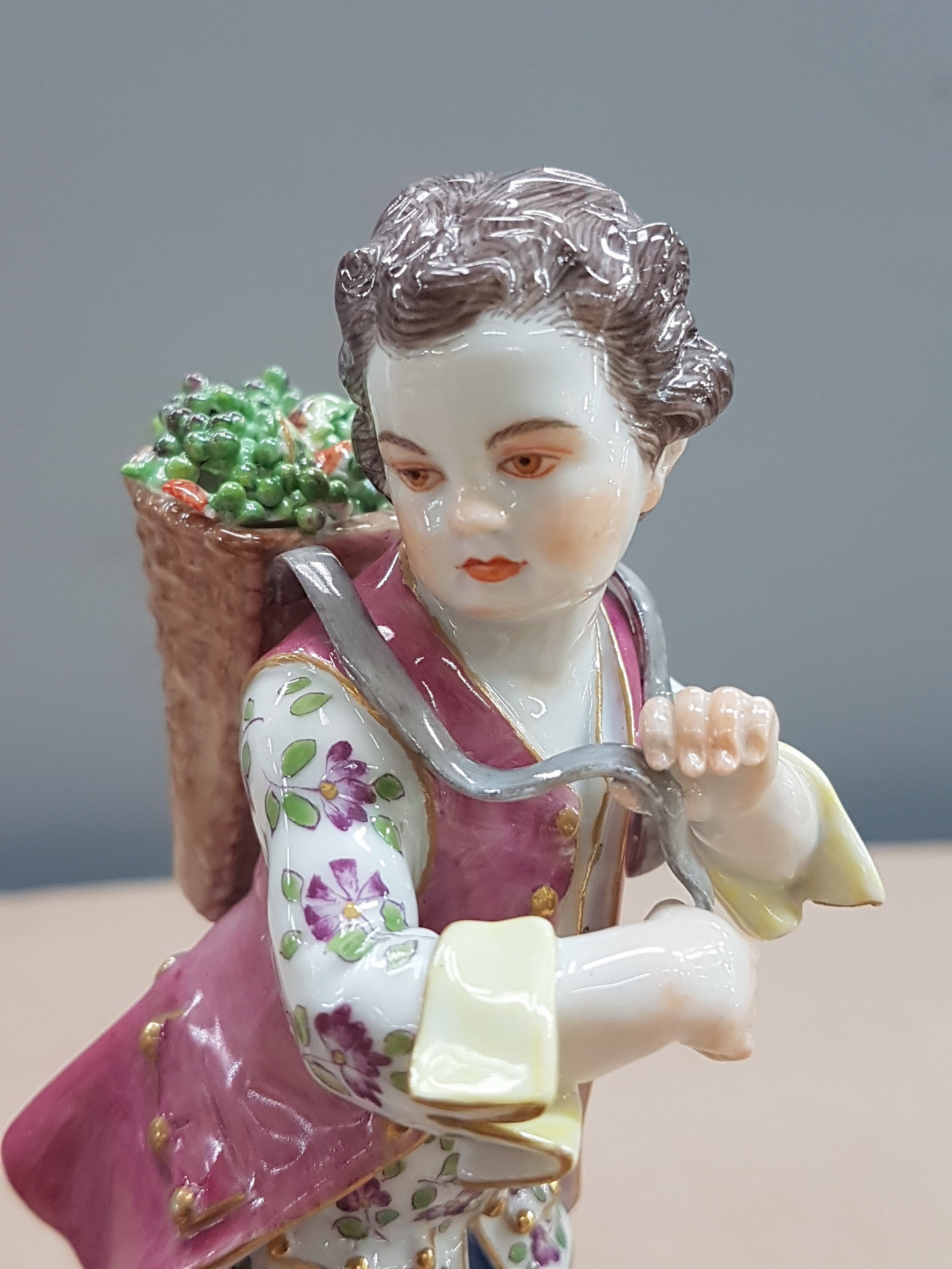 Detail f: 2 Porzellanfiguren, Meissen, 20. Jh., 1. Wahl, Winzerin mit Trauben im Korb auf dem Kopf und Winzer mit Kiepe, H. ca. 13/14cm