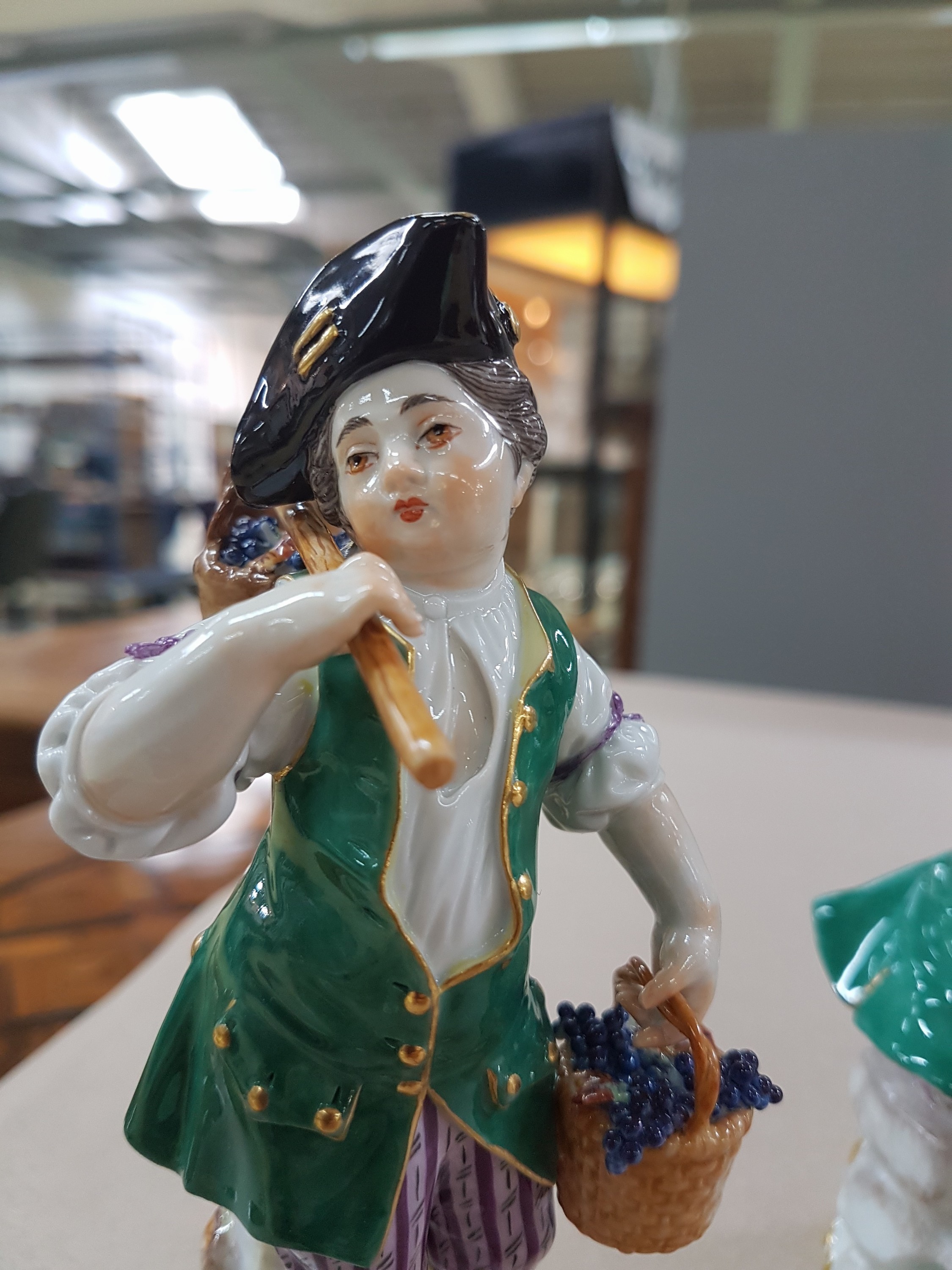 Detail h: 3 Porzellanfiguren, Meissen, 20. Jh., 1. Wahl, 3 Winzerknaben mit roten Trauben in Kiepe, Korb und beim Auspressen, H. ca. 11-14 cm