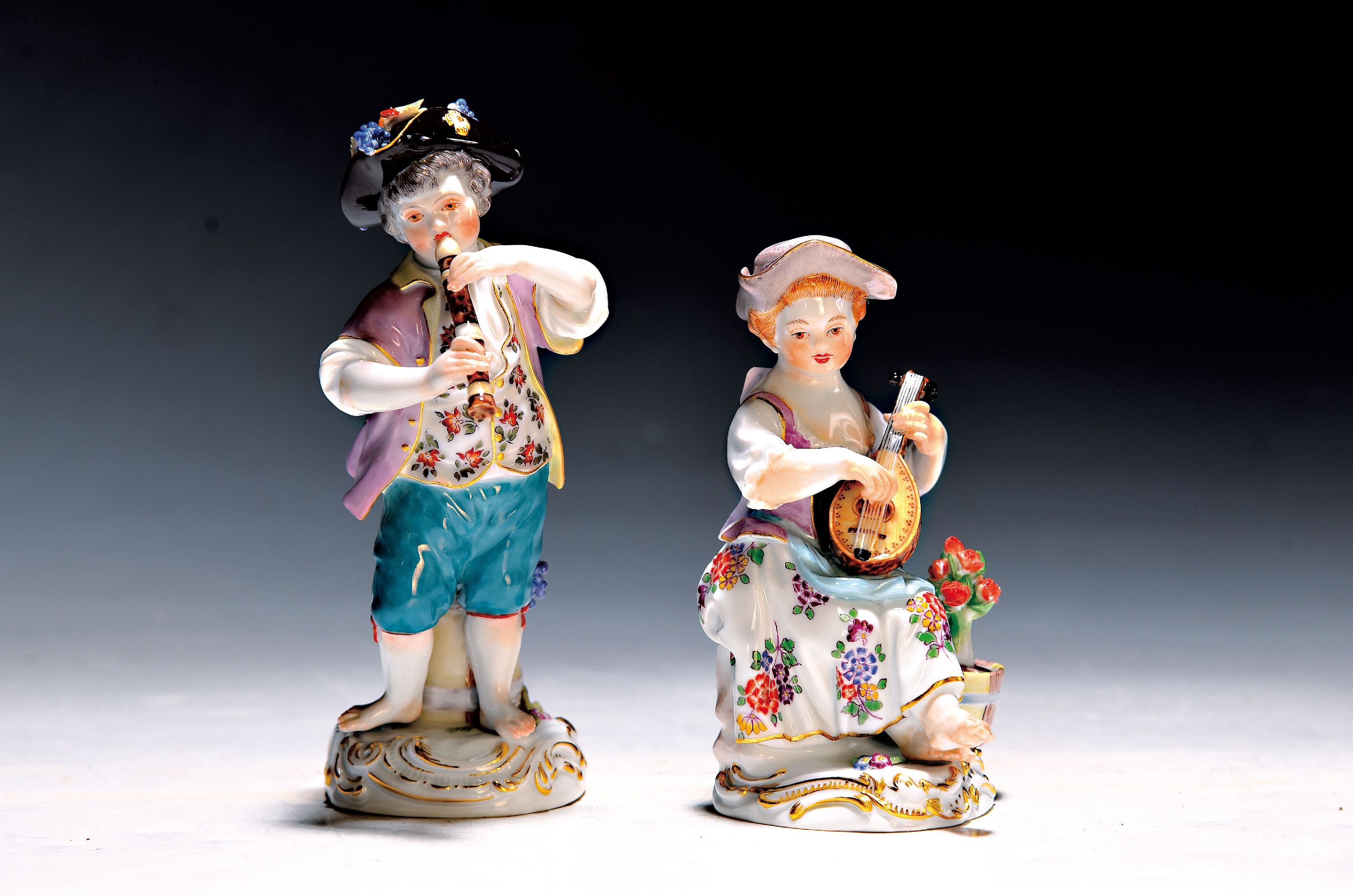 2 Porzellanfiguren, Meissen, 20. Jh., 1. Wahl, Mädchen mit Mandoline und Junge mit Flöte, bunt bemalt, Goldstaffage, H. ca. 11 bzw. 13.5cm, Hut des ...