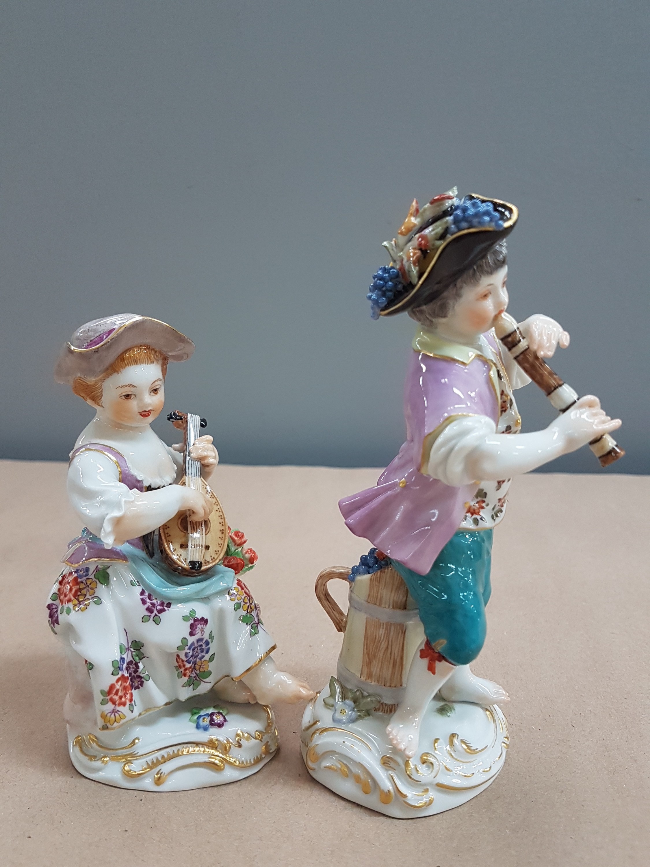 Detail b: 2 Porzellanfiguren, Meissen, 20. Jh., 1. Wahl, Mädchen mit Mandoline und Junge mit Flöte, bunt bemalt, Goldstaffage, H. ca. 11 bzw. 13.5cm, Hut des ...