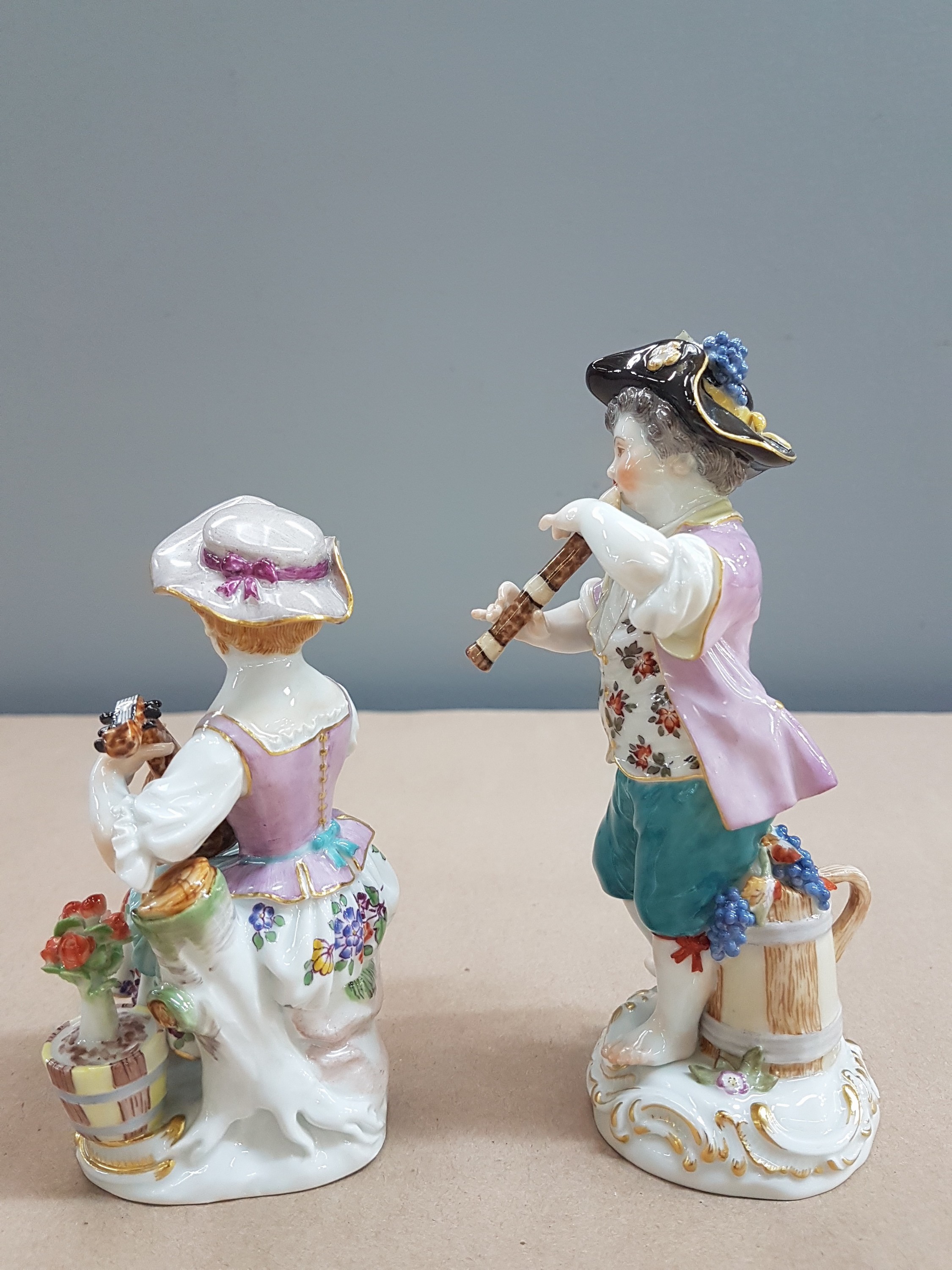Detail d: 2 Porzellanfiguren, Meissen, 20. Jh., 1. Wahl, Mädchen mit Mandoline und Junge mit Flöte, bunt bemalt, Goldstaffage, H. ca. 11 bzw. 13.5cm, Hut des ...