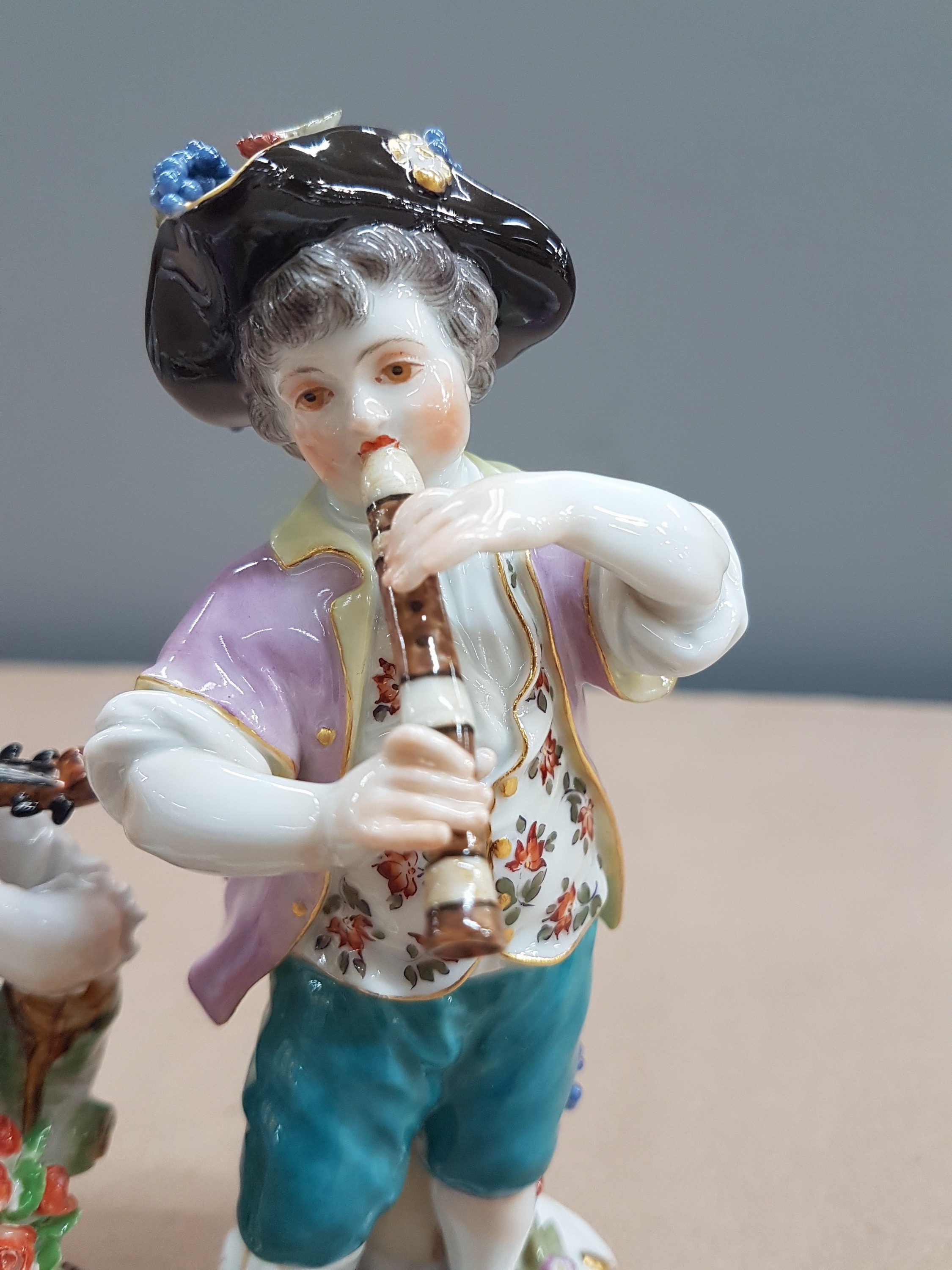 Detail e: 2 Porzellanfiguren, Meissen, 20. Jh., 1. Wahl, Mädchen mit Mandoline und Junge mit Flöte, bunt bemalt, Goldstaffage, H. ca. 11 bzw. 13.5cm, Hut des ...