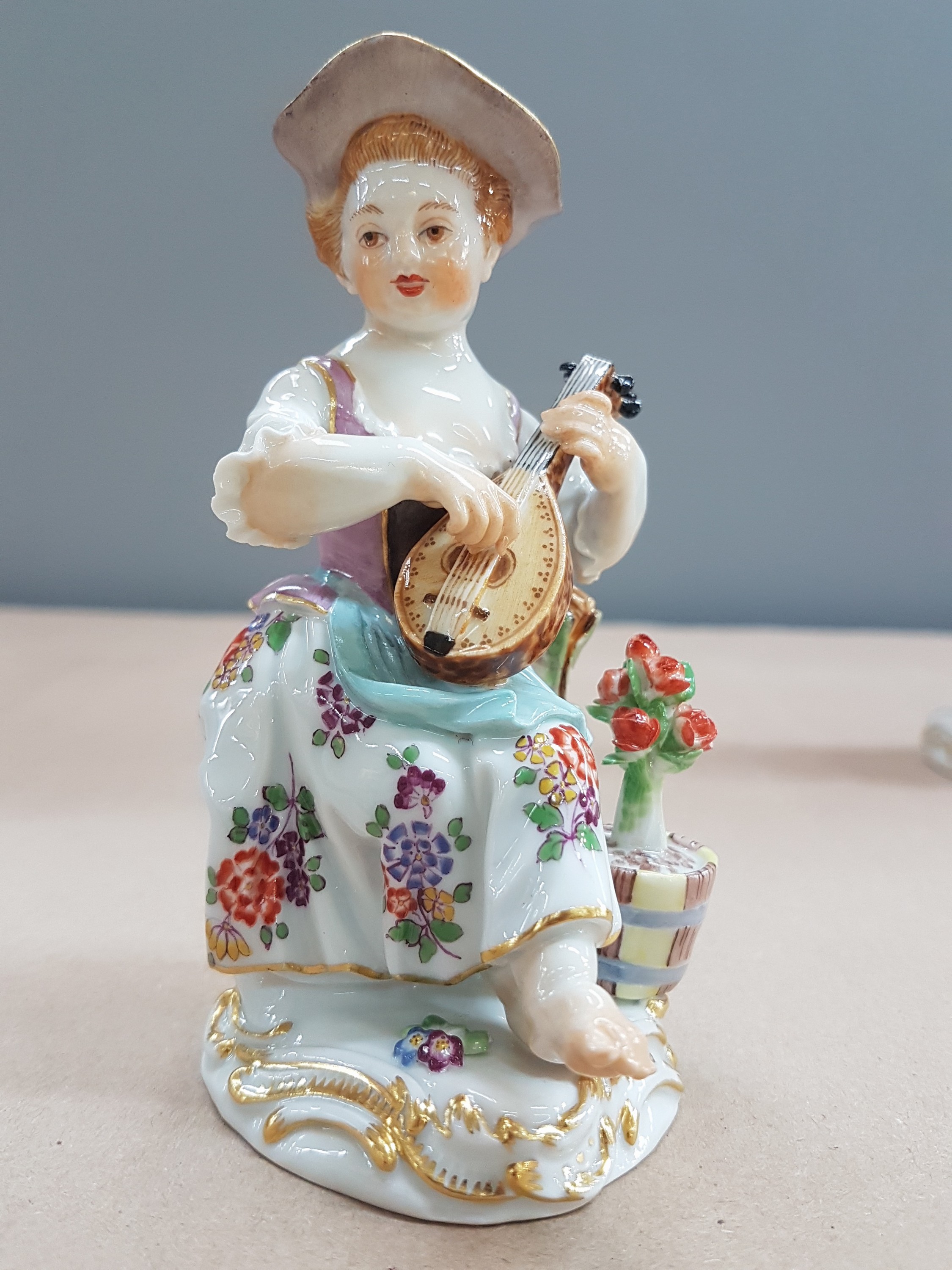 Detail f: 2 Porzellanfiguren, Meissen, 20. Jh., 1. Wahl, Mädchen mit Mandoline und Junge mit Flöte, bunt bemalt, Goldstaffage, H. ca. 11 bzw. 13.5cm, Hut des ...
