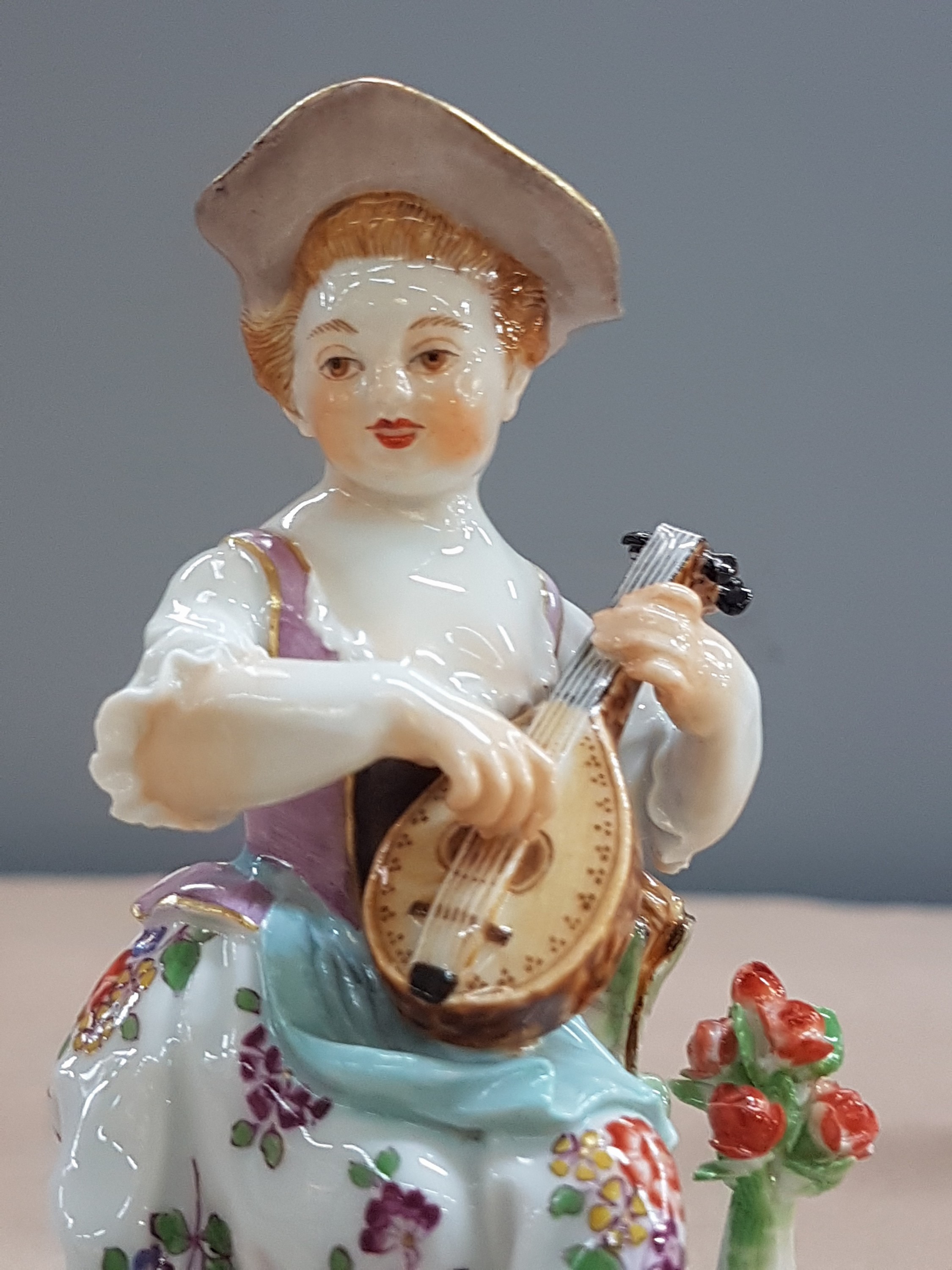 Detail g: 2 Porzellanfiguren, Meissen, 20. Jh., 1. Wahl, Mädchen mit Mandoline und Junge mit Flöte, bunt bemalt, Goldstaffage, H. ca. 11 bzw. 13.5cm, Hut des ...