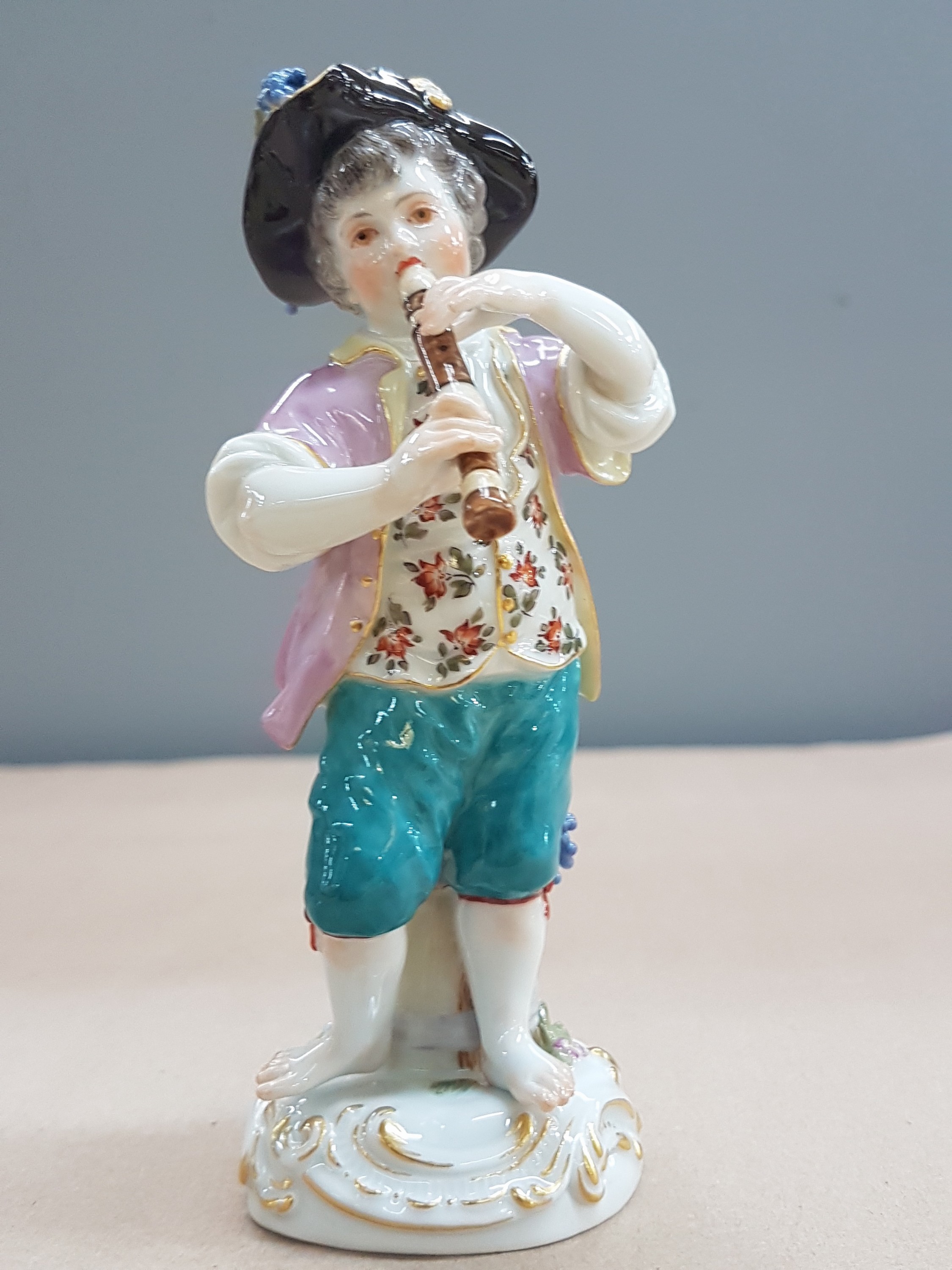 Detail h: 2 Porzellanfiguren, Meissen, 20. Jh., 1. Wahl, Mädchen mit Mandoline und Junge mit Flöte, bunt bemalt, Goldstaffage, H. ca. 11 bzw. 13.5cm, Hut des ...