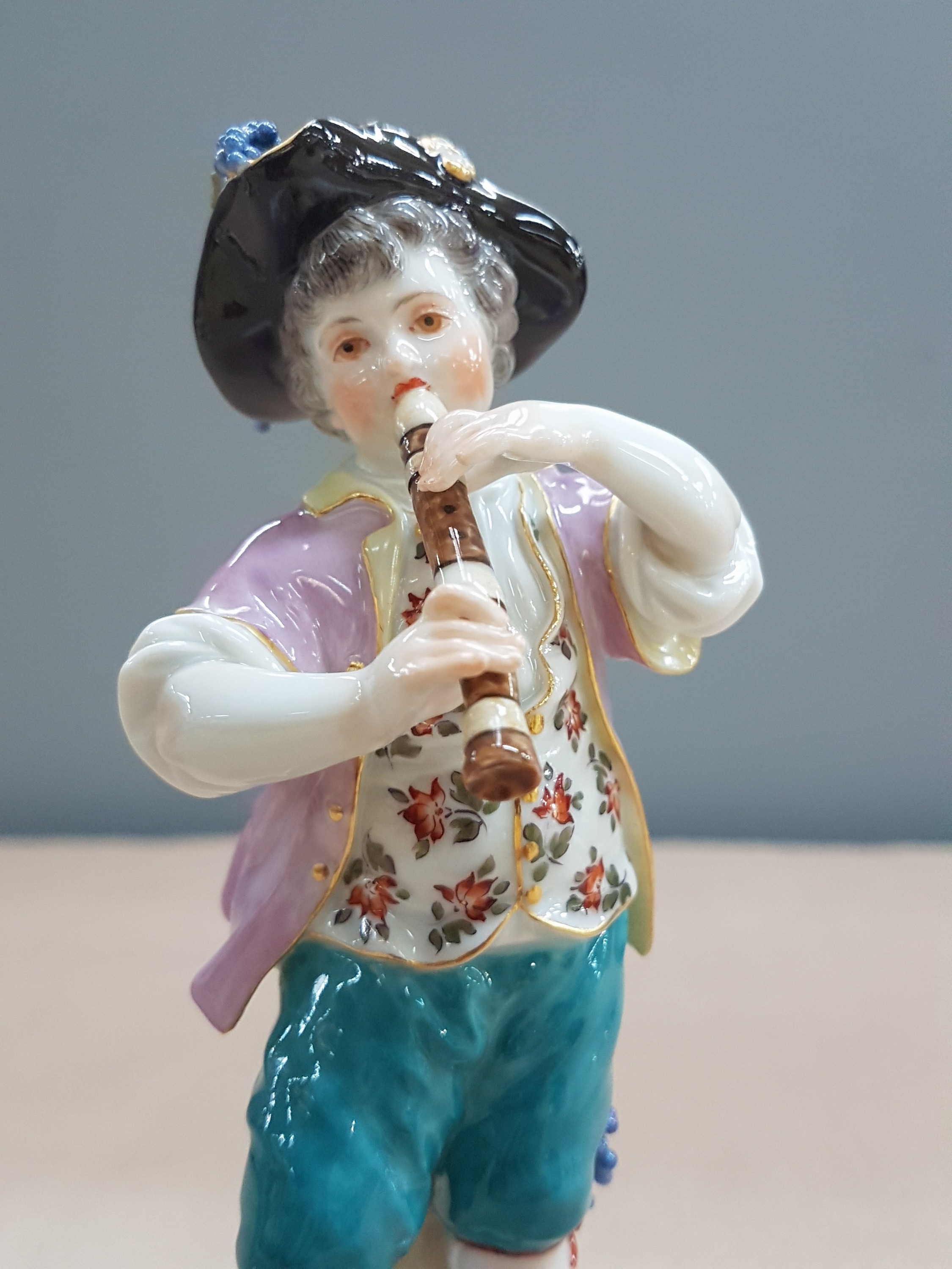 Detail i: 2 Porzellanfiguren, Meissen, 20. Jh., 1. Wahl, Mädchen mit Mandoline und Junge mit Flöte, bunt bemalt, Goldstaffage, H. ca. 11 bzw. 13.5cm, Hut des ...