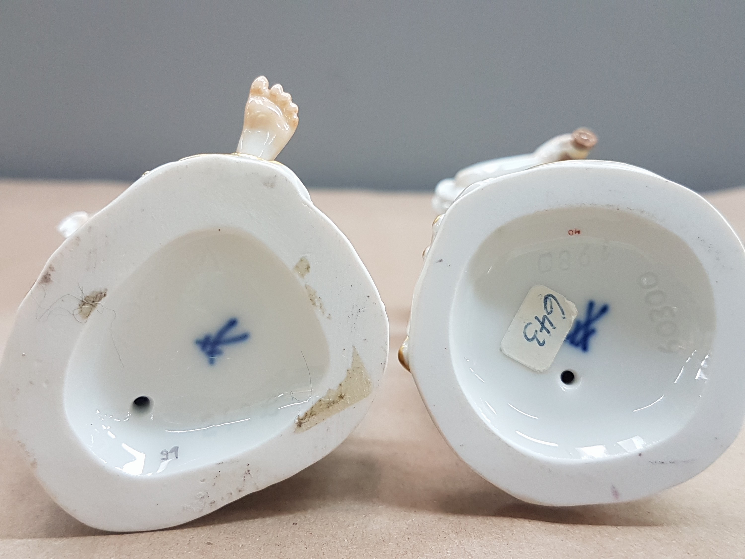 Detail j: 2 Porzellanfiguren, Meissen, 20. Jh., 1. Wahl, Mädchen mit Mandoline und Junge mit Flöte, bunt bemalt, Goldstaffage, H. ca. 11 bzw. 13.5cm, Hut des ...