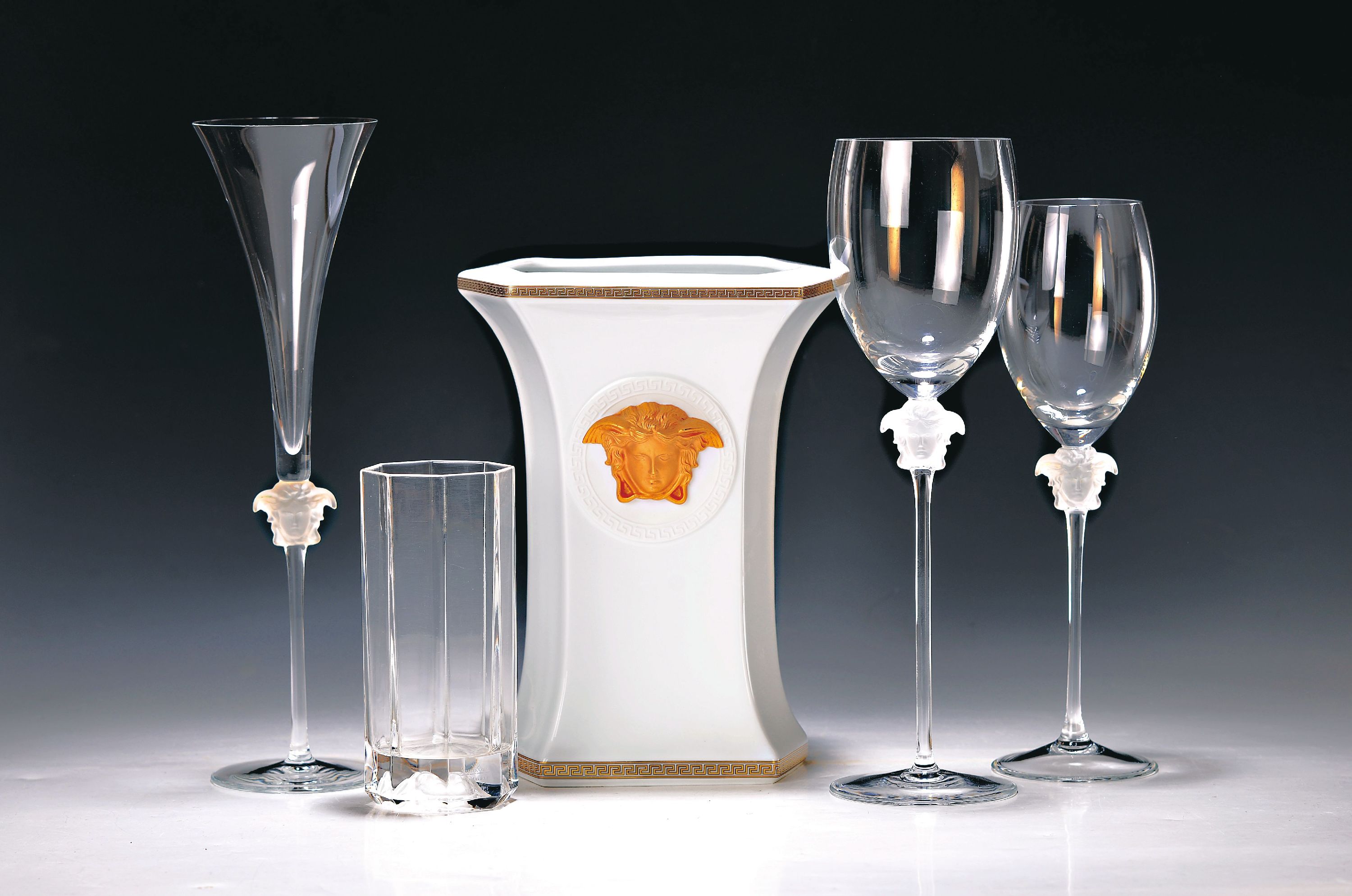 Blumenvase und neun Gläser, Rosenthal, Versace, Medusa, 20. Jh., drei hohe Sektflöten Höhe ca. 30.2cm, drei hohe Weingläser Höhe 26.5cm, zwei ...